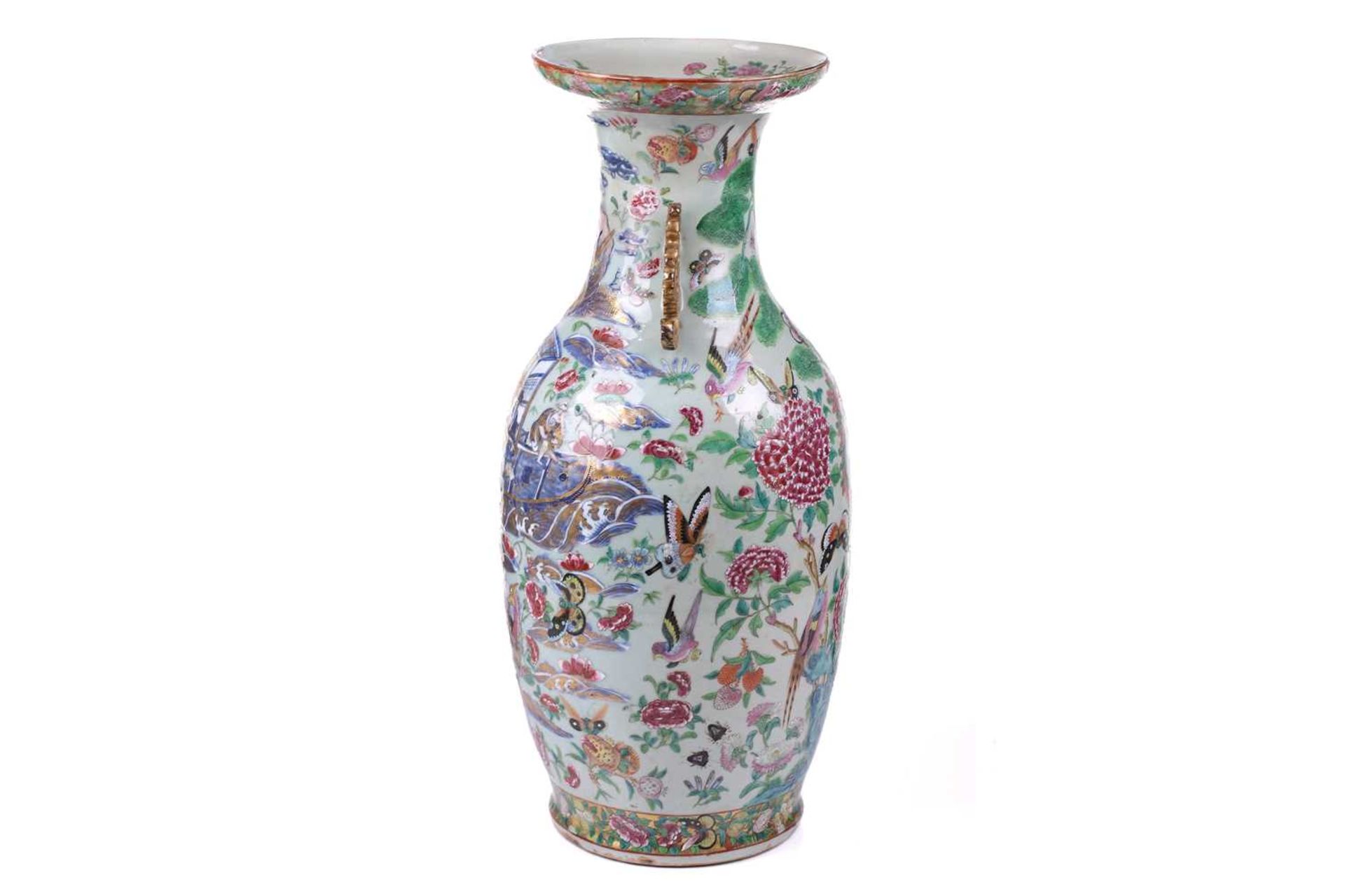 A large Chinese Famile Rose baluster vase, Qing Dynasty, probably Daoguang, with stylized fungus - Bild 4 aus 20