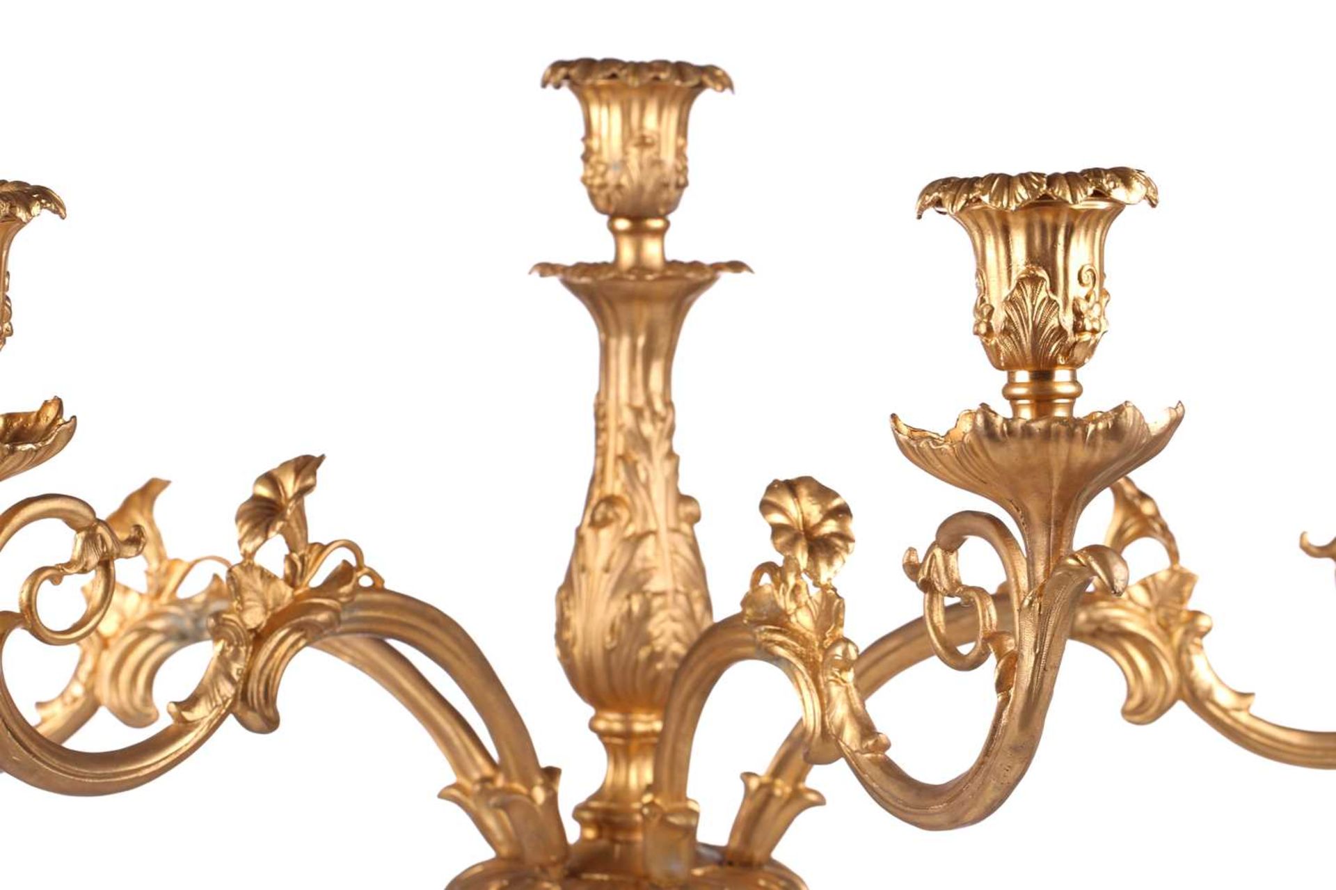 A pair of large, impressive gilt metal table candelabrum with seven removable convolvulus vine - Bild 5 aus 14