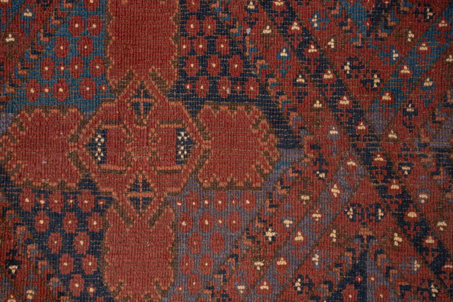 A large brick red/brown ground Qashqai rug with blue St. Andrew's cross filled diamond pattern - Image 5 of 8