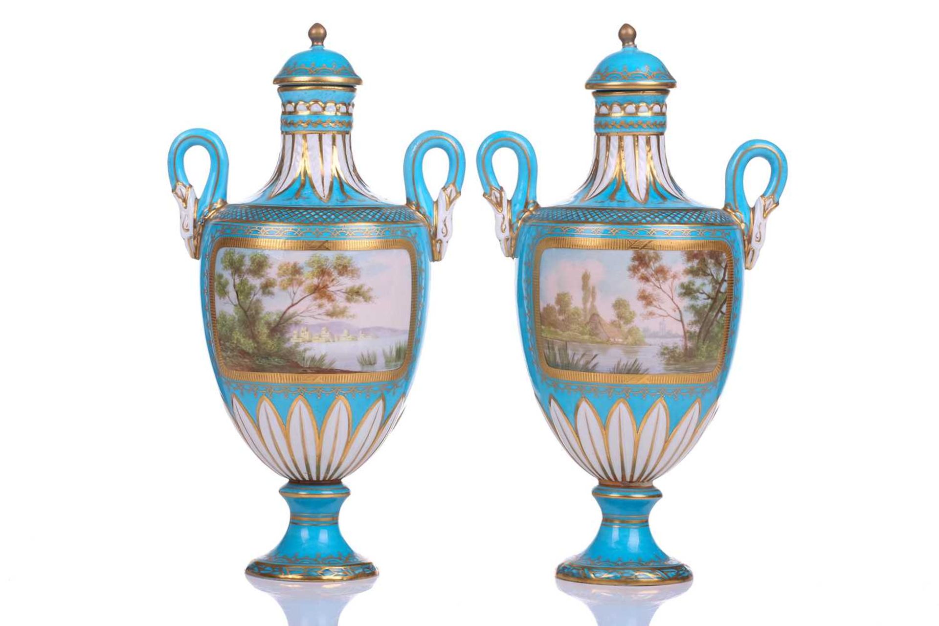 A pair of small Sevres Bleu Celeste two-handled vases and covers,19th century, each painted with - Bild 3 aus 9
