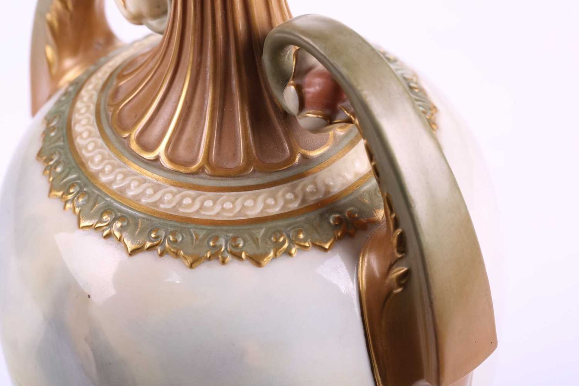 A John Stinton painted Royal Worcester oviform vase (apparently lacking cover), bearing a hand- - Bild 6 aus 7