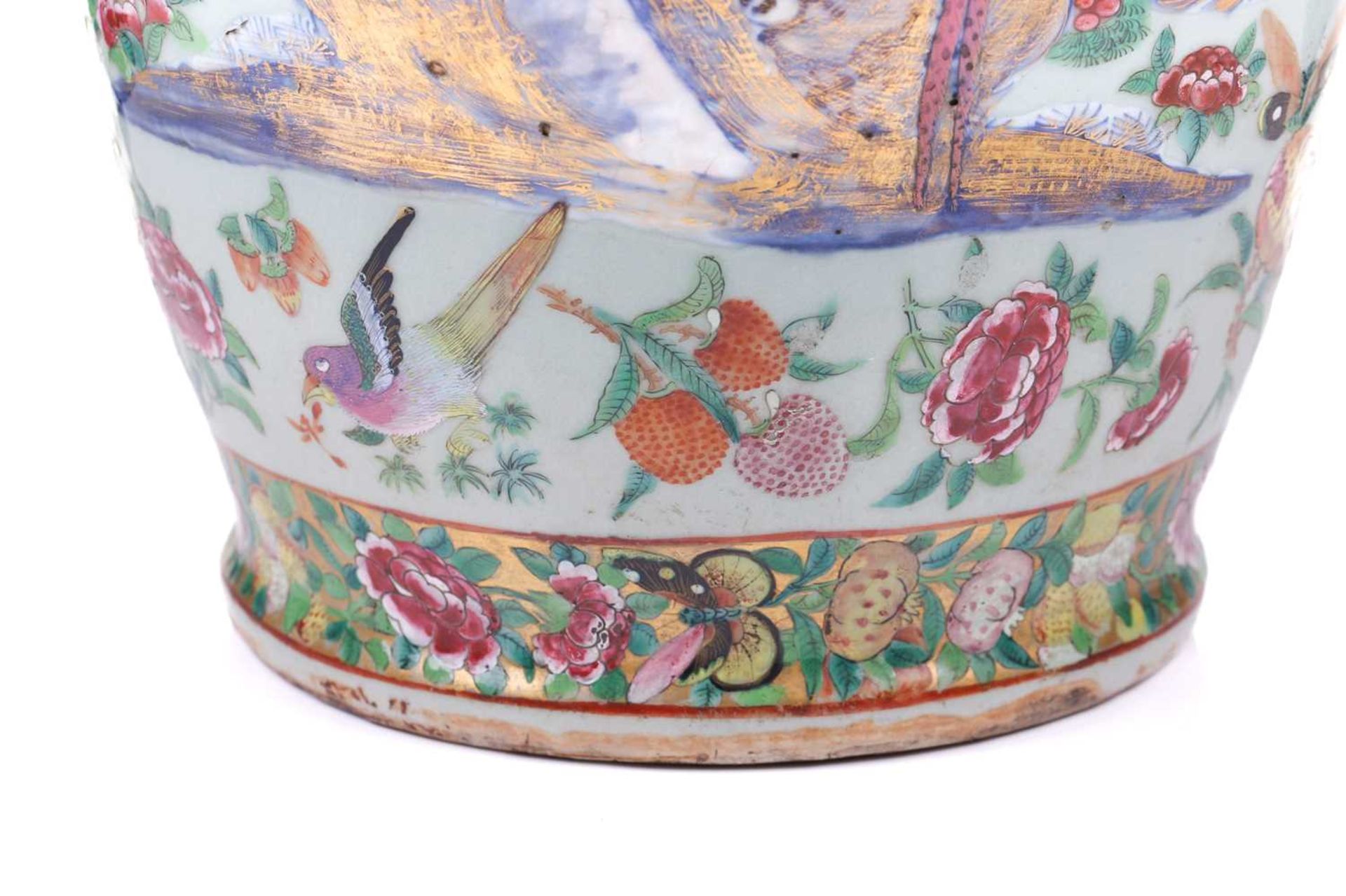 A large Chinese Famile Rose baluster vase, Qing Dynasty, probably Daoguang, with stylized fungus - Bild 13 aus 20