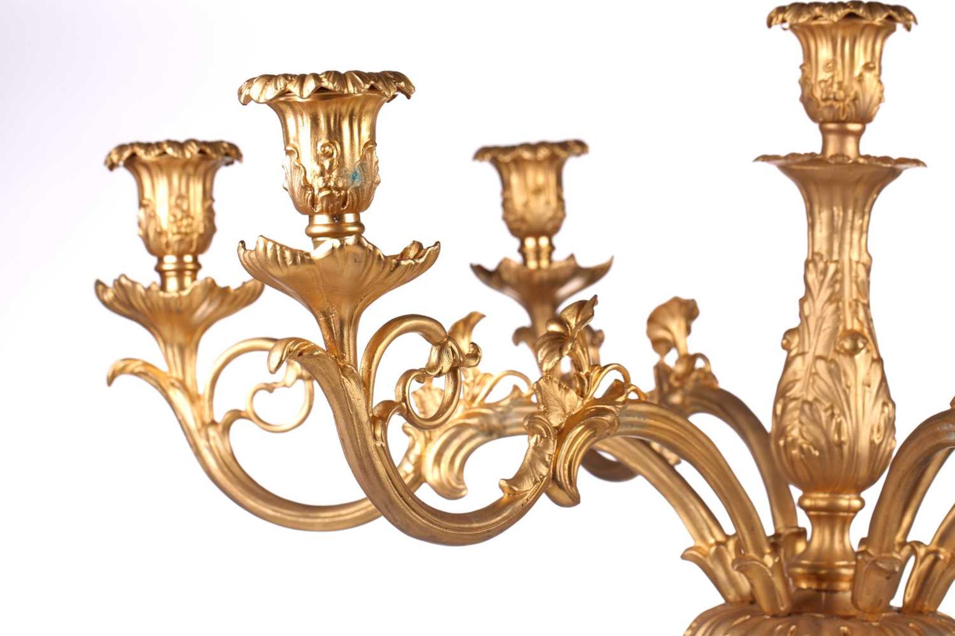 A pair of large, impressive gilt metal table candelabrum with seven removable convolvulus vine - Bild 6 aus 14