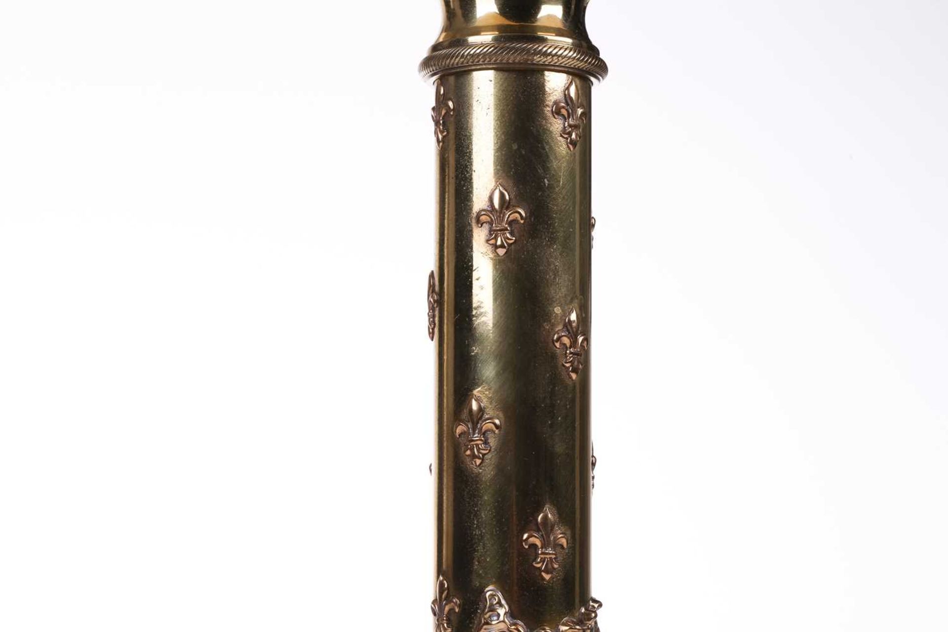 A Victorian brass oil lamp with vaseline and cranberry glass reservoir and diffuser (now fitted - Bild 2 aus 15