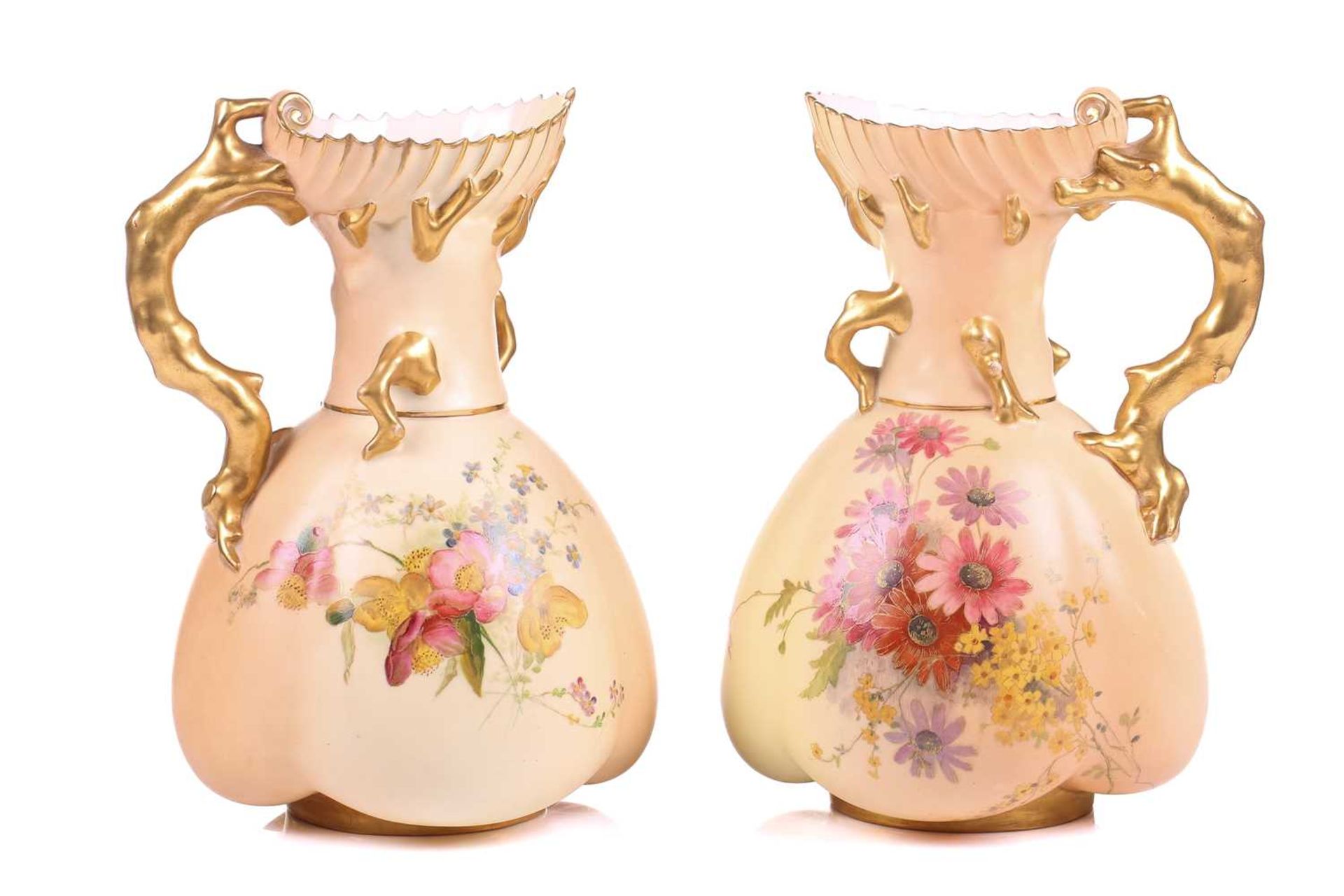 A collection of early 20th century Royal Worcester blush ivory ceramics, each with floral - Bild 5 aus 31
