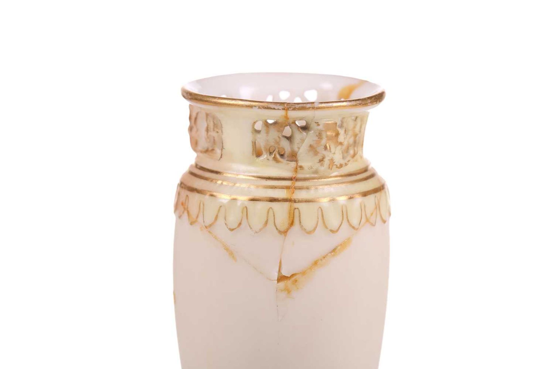 A Royal Worcester shaped square bowl, floral decoration on an ivory ground, gilt line rim, loop - Bild 10 aus 16