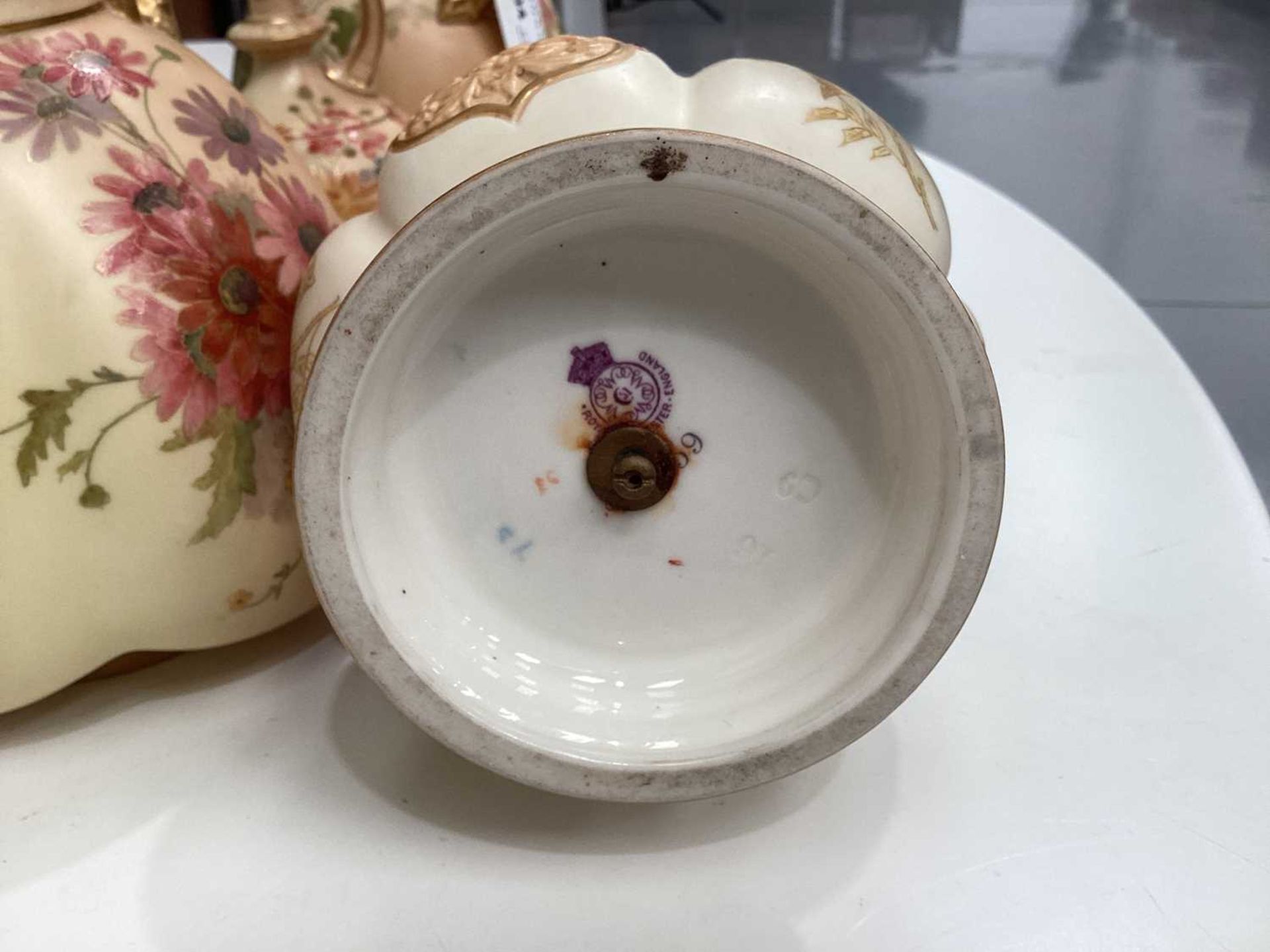 A collection of early 20th century Royal Worcester blush ivory ceramics, each with floral - Bild 30 aus 31