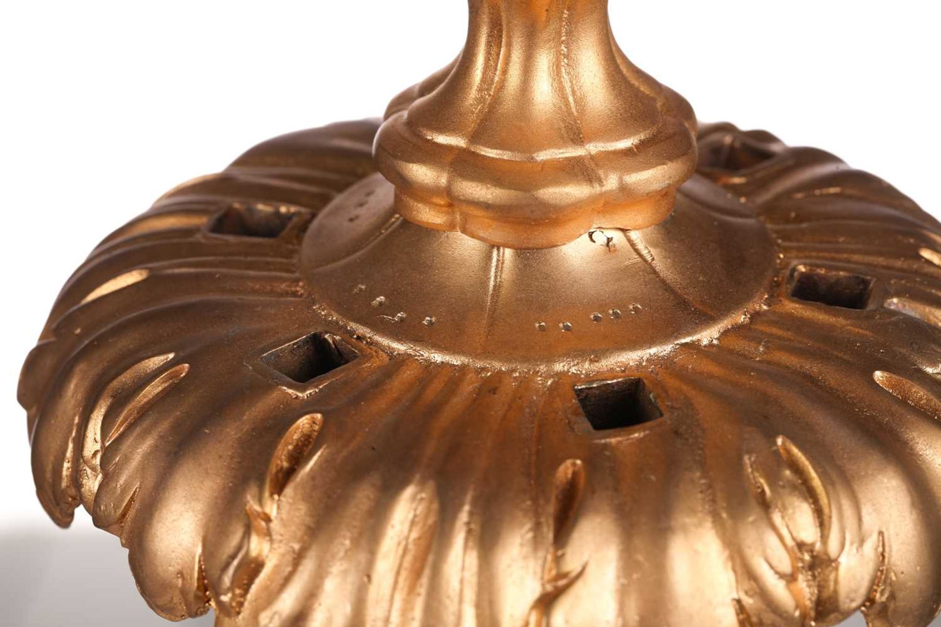 A pair of large, impressive gilt metal table candelabrum with seven removable convolvulus vine - Bild 13 aus 14