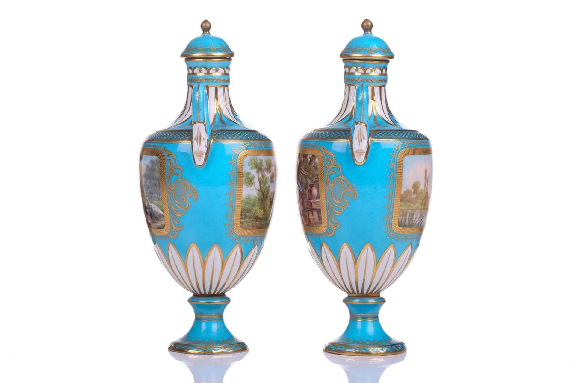 A pair of small Sevres Bleu Celeste two-handled vases and covers,19th century, each painted with - Bild 8 aus 9