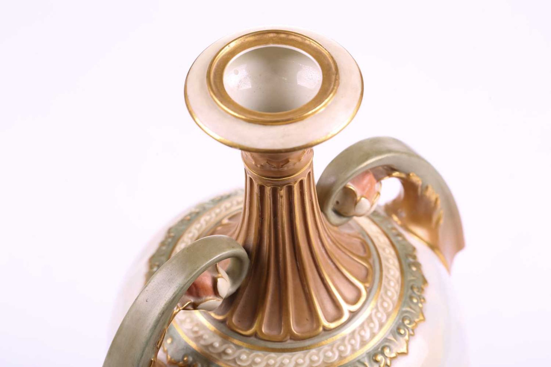 A John Stinton painted Royal Worcester oviform vase (apparently lacking cover), bearing a hand- - Bild 7 aus 7