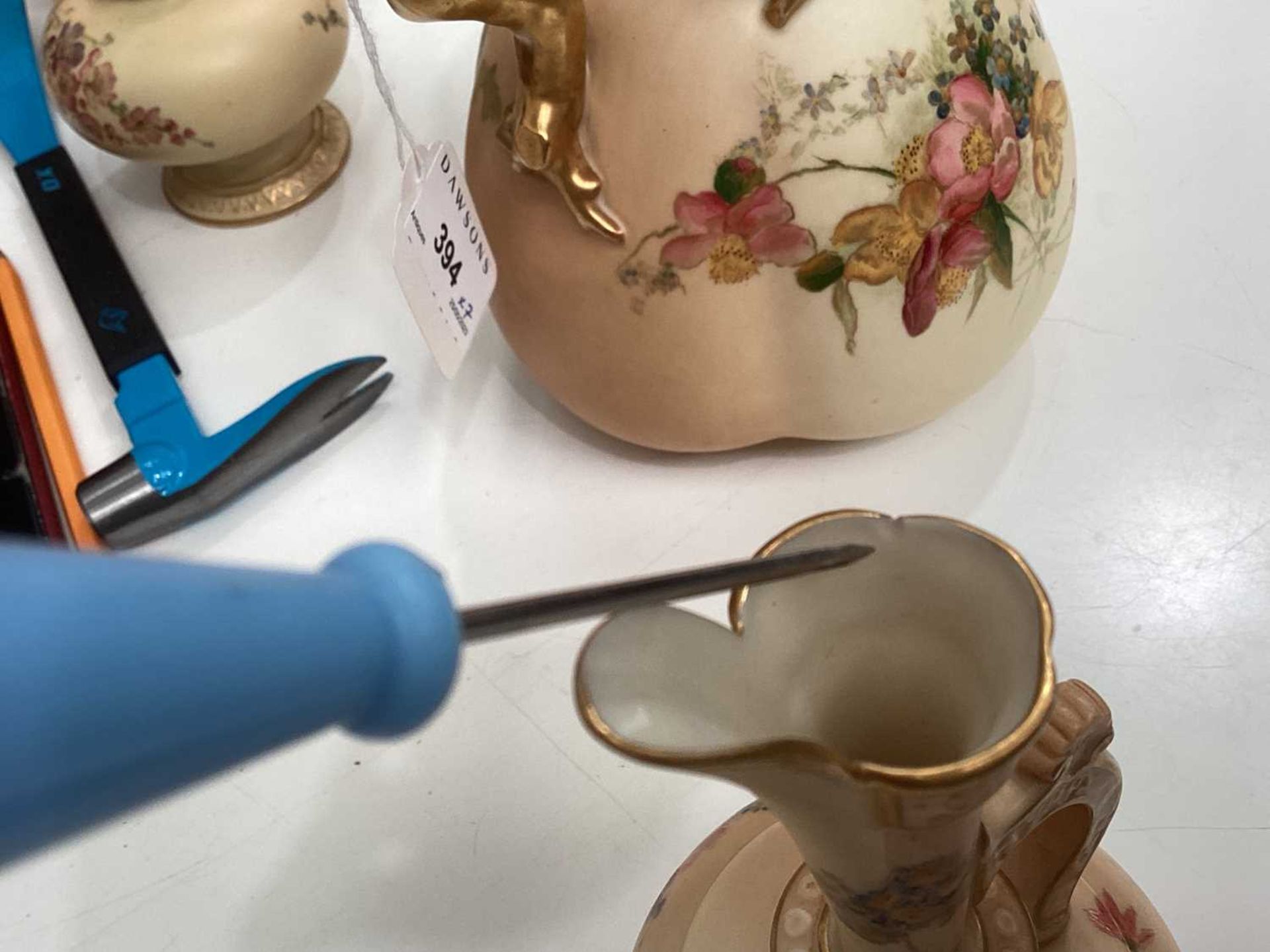 A collection of early 20th century Royal Worcester blush ivory ceramics, each with floral - Bild 20 aus 31