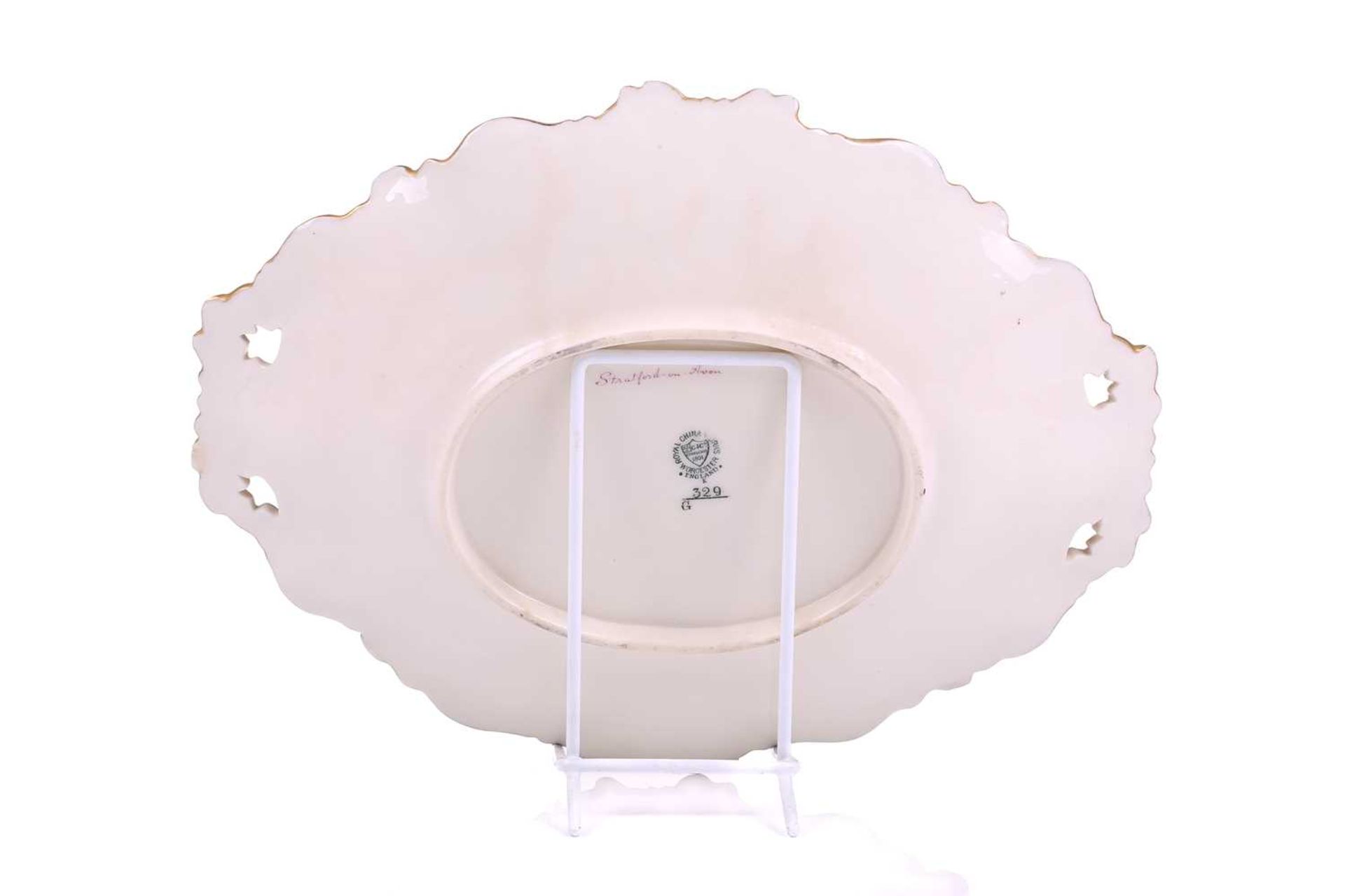 A Royal Worcester shaped square bowl, floral decoration on an ivory ground, gilt line rim, loop - Bild 5 aus 16
