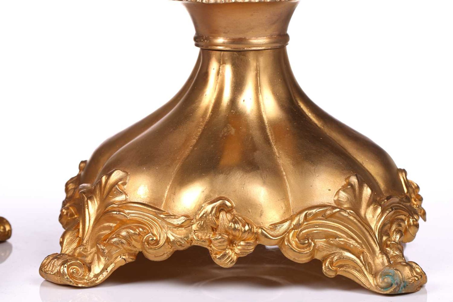 A pair of large, impressive gilt metal table candelabrum with seven removable convolvulus vine - Bild 12 aus 14
