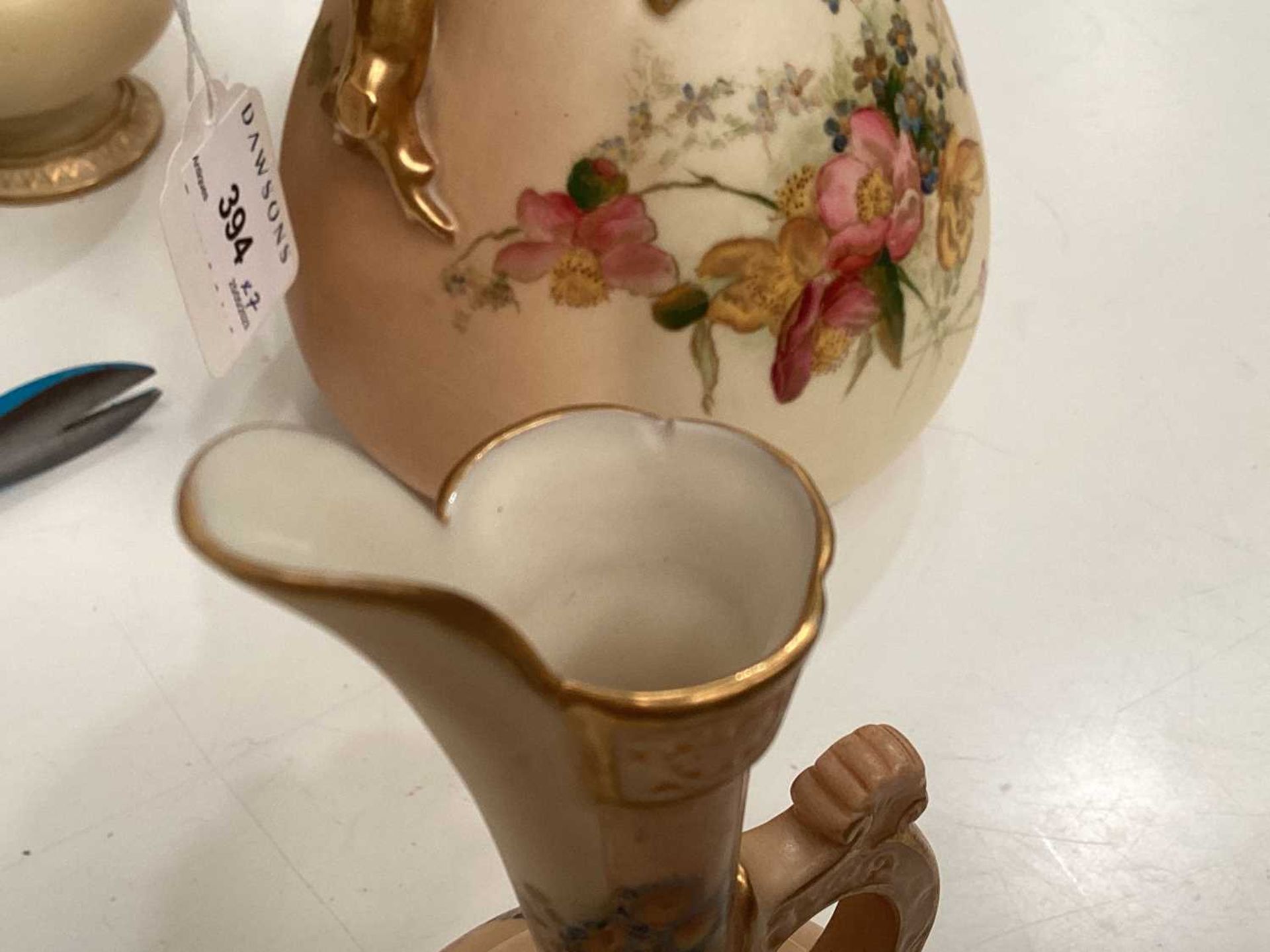A collection of early 20th century Royal Worcester blush ivory ceramics, each with floral - Bild 21 aus 31