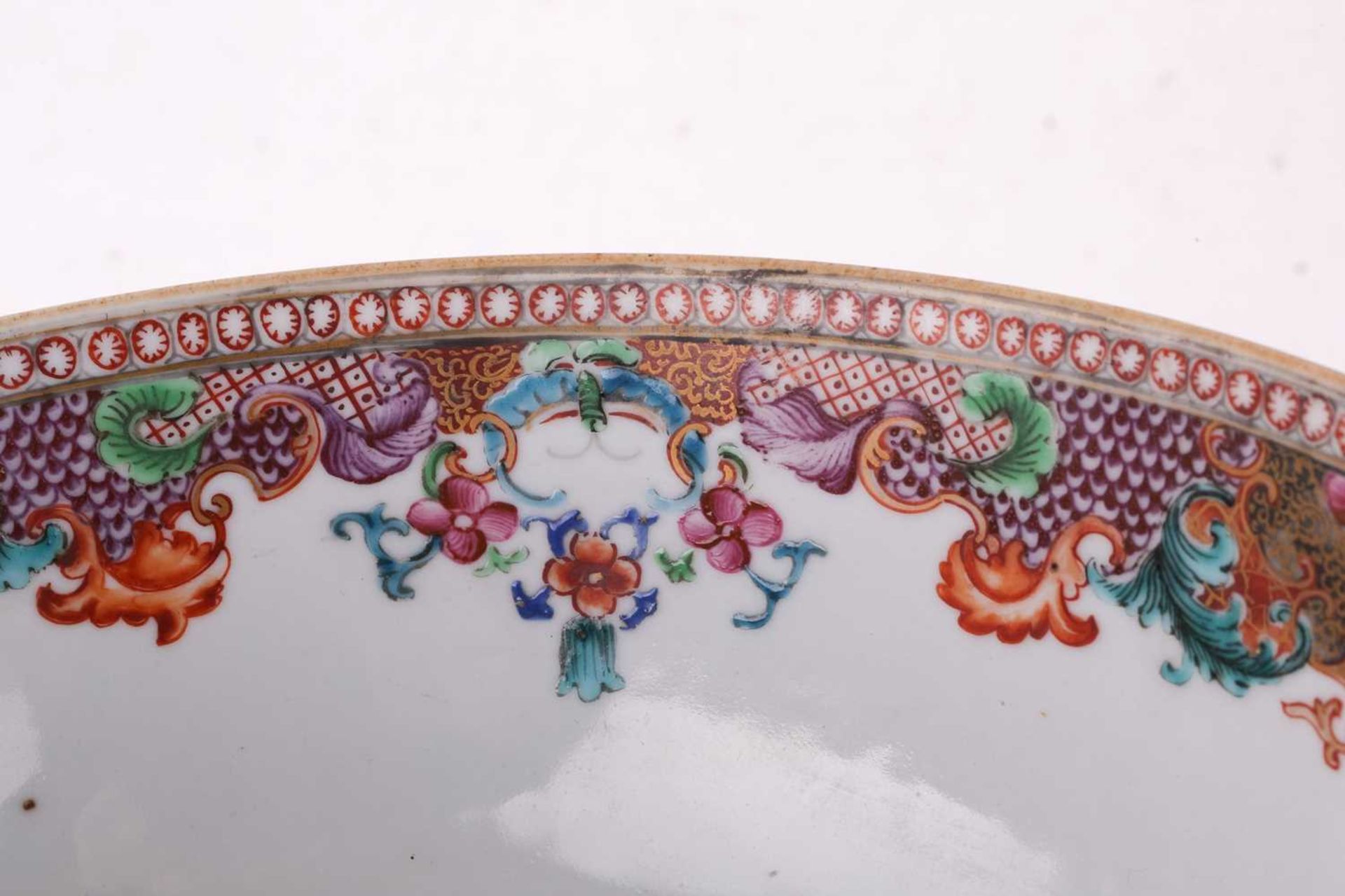 A Chinese Famile Rose circular porcelain hunting punch bowl, Qing Dynasty, Qianlong, painted - Bild 8 aus 13