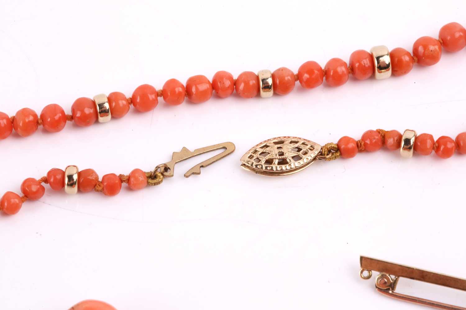 A small collection of coral jewellery items and others; including an aquamarine and seed pearl bar - Image 8 of 8