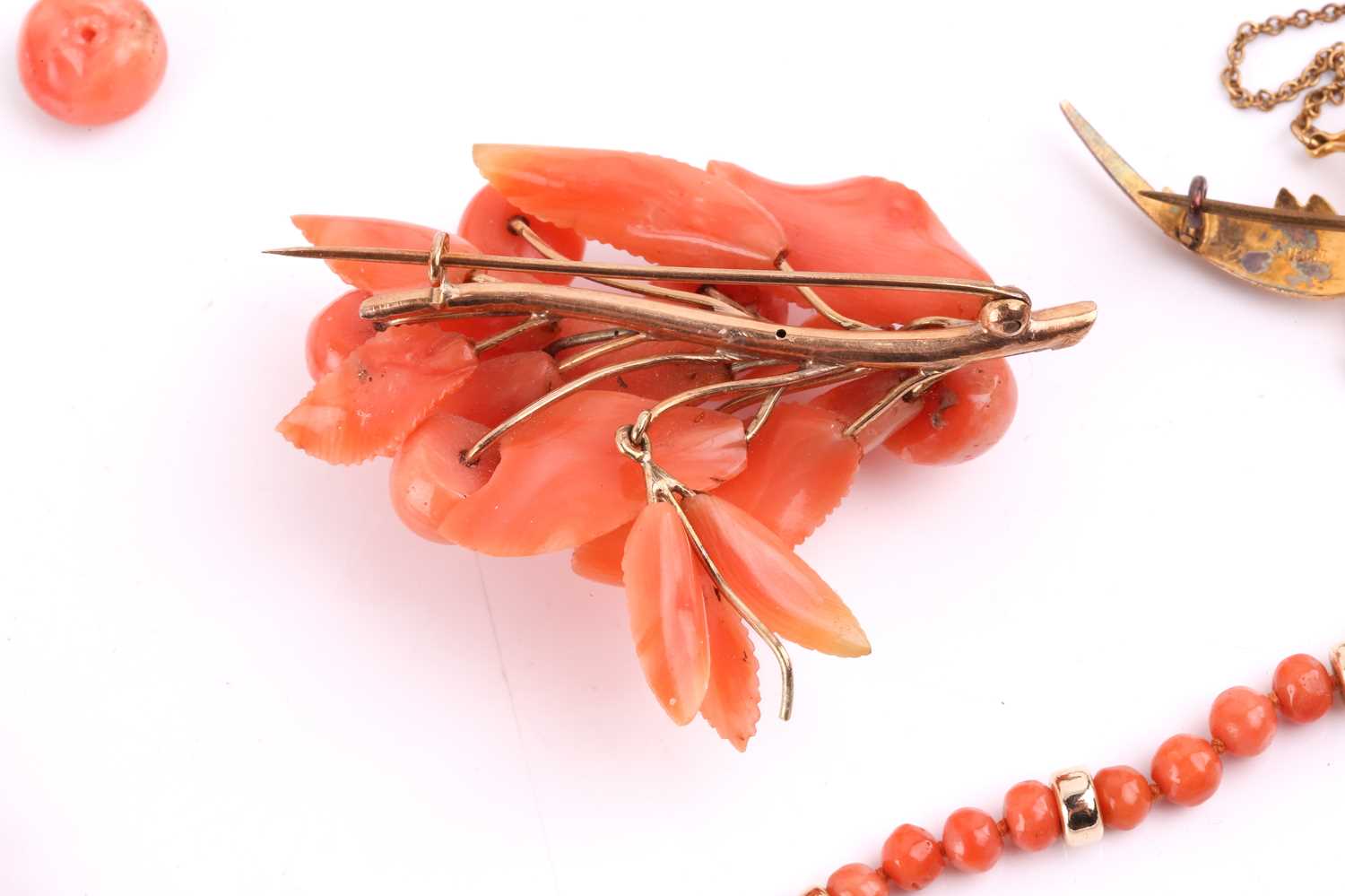 A small collection of coral jewellery items and others; including an aquamarine and seed pearl bar - Image 7 of 8