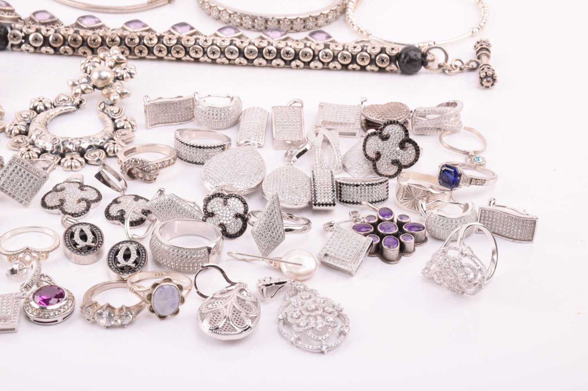 A collection of jewellery in white metal, including Thai pendants, earings and rings in white - Image 4 of 7