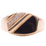 A gem-set signet ring in 9ct yellow gold, the oblong ring head contains a diagonal striated pattern,