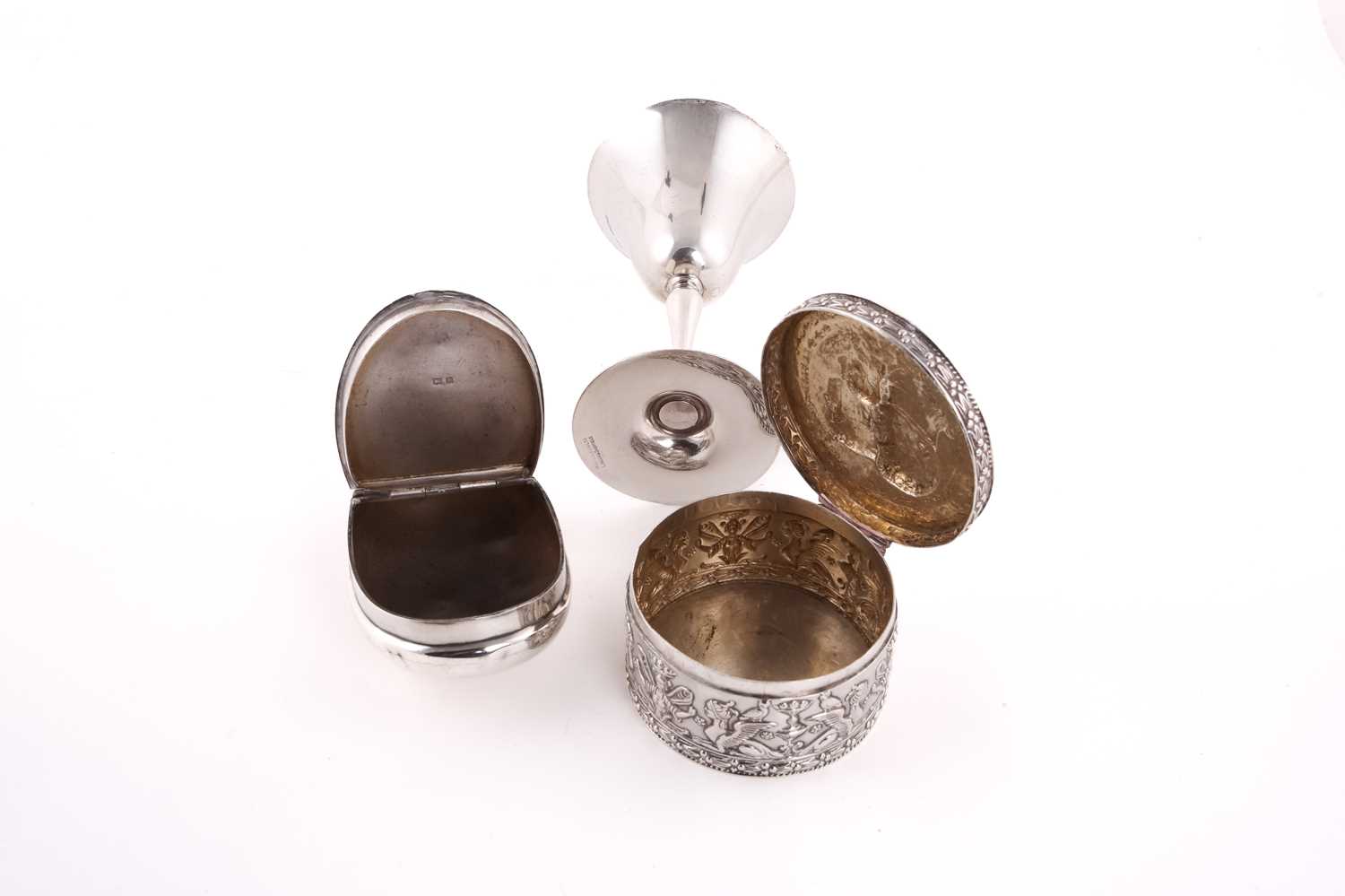 A silver goblet by Mappin and Webb, together with a silver oval snuff box engraved with a crest, - Image 2 of 6