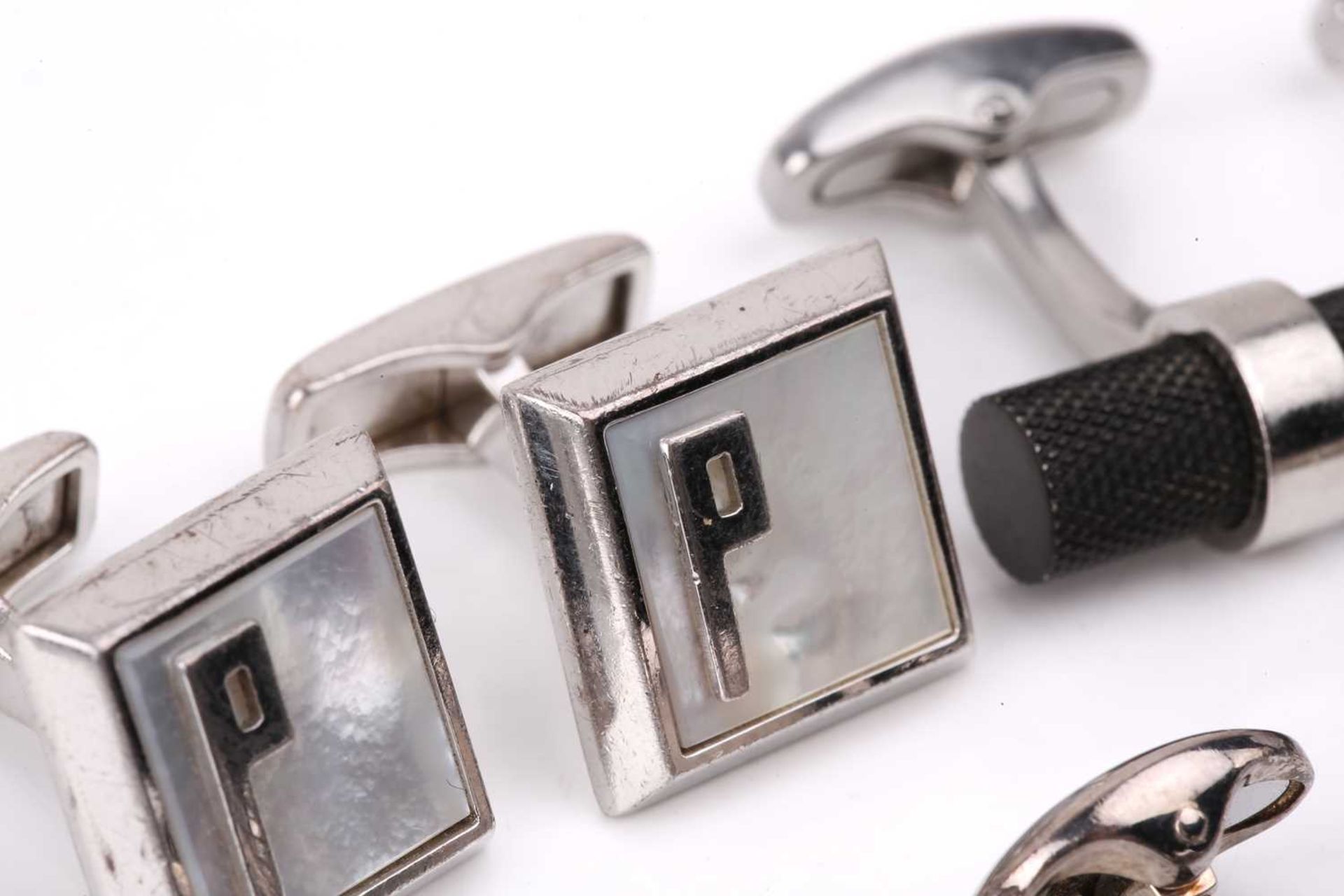 Five pairs of cufflinks; comprising a pair of Dunhill silver cufflinks inset with mother-of-pearl - Image 4 of 7