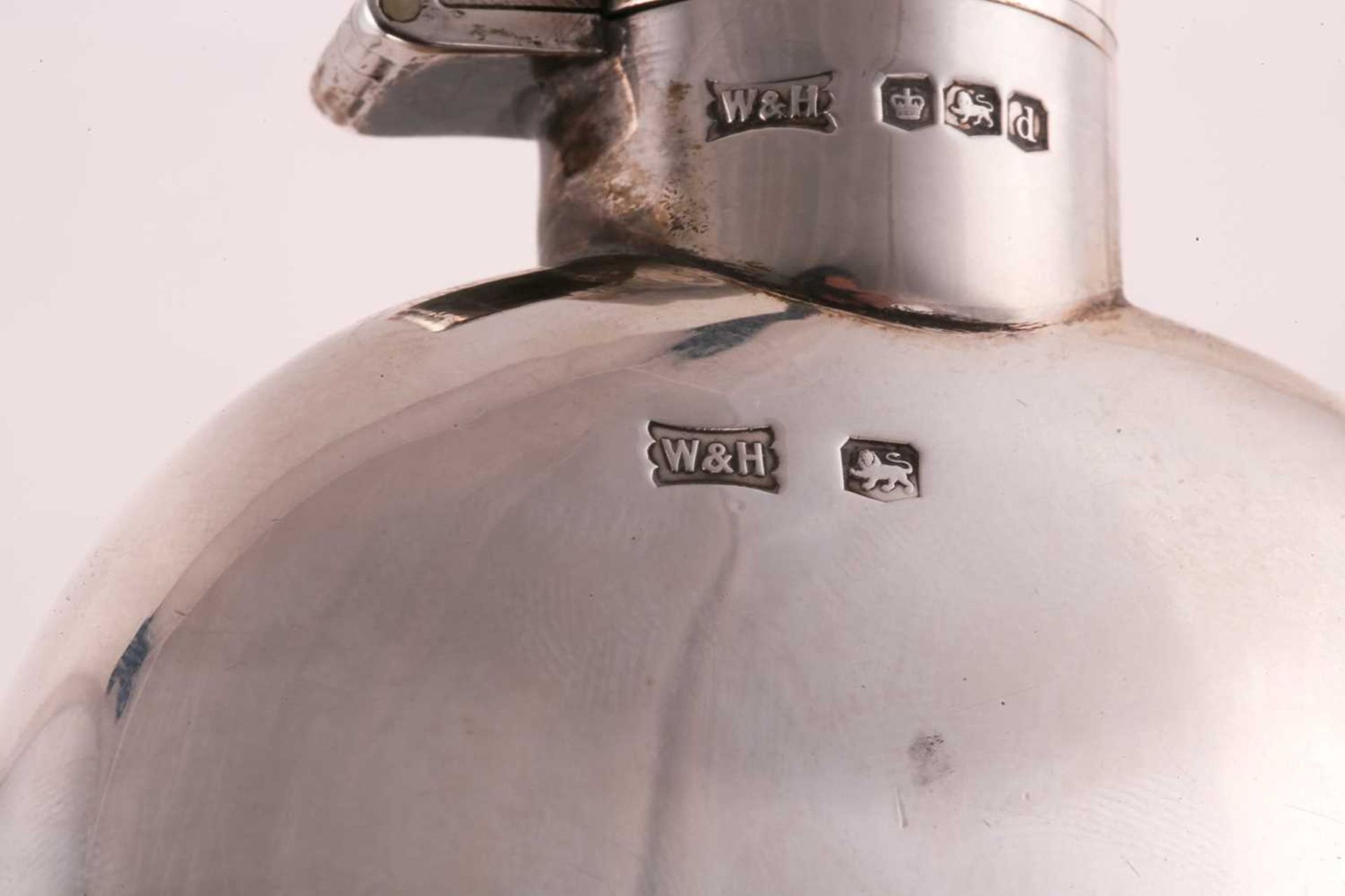 A silver hip flask and a silver cigar case, the oval hip flask by Walker and Hall, Sheffield 1920, - Image 7 of 16