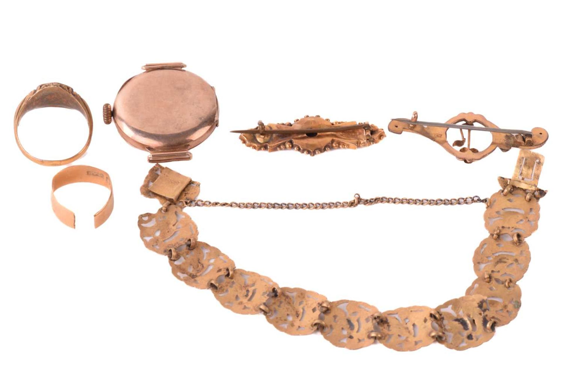 A small collection of jewellery items; to include an 18ct gold wedding ring with a damaged band, - Image 7 of 7