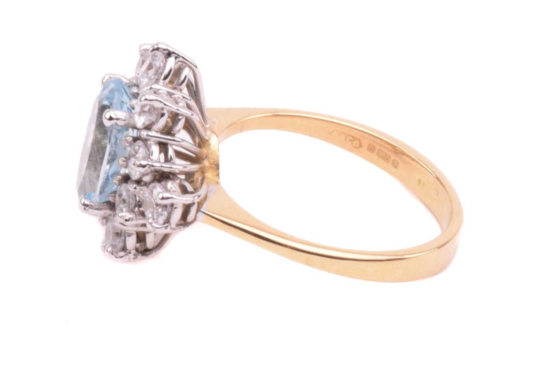 An aquamarine and CZ cluster ring in 18ct gold, comprising an oval-cut aquamarine of light blue - Image 4 of 5