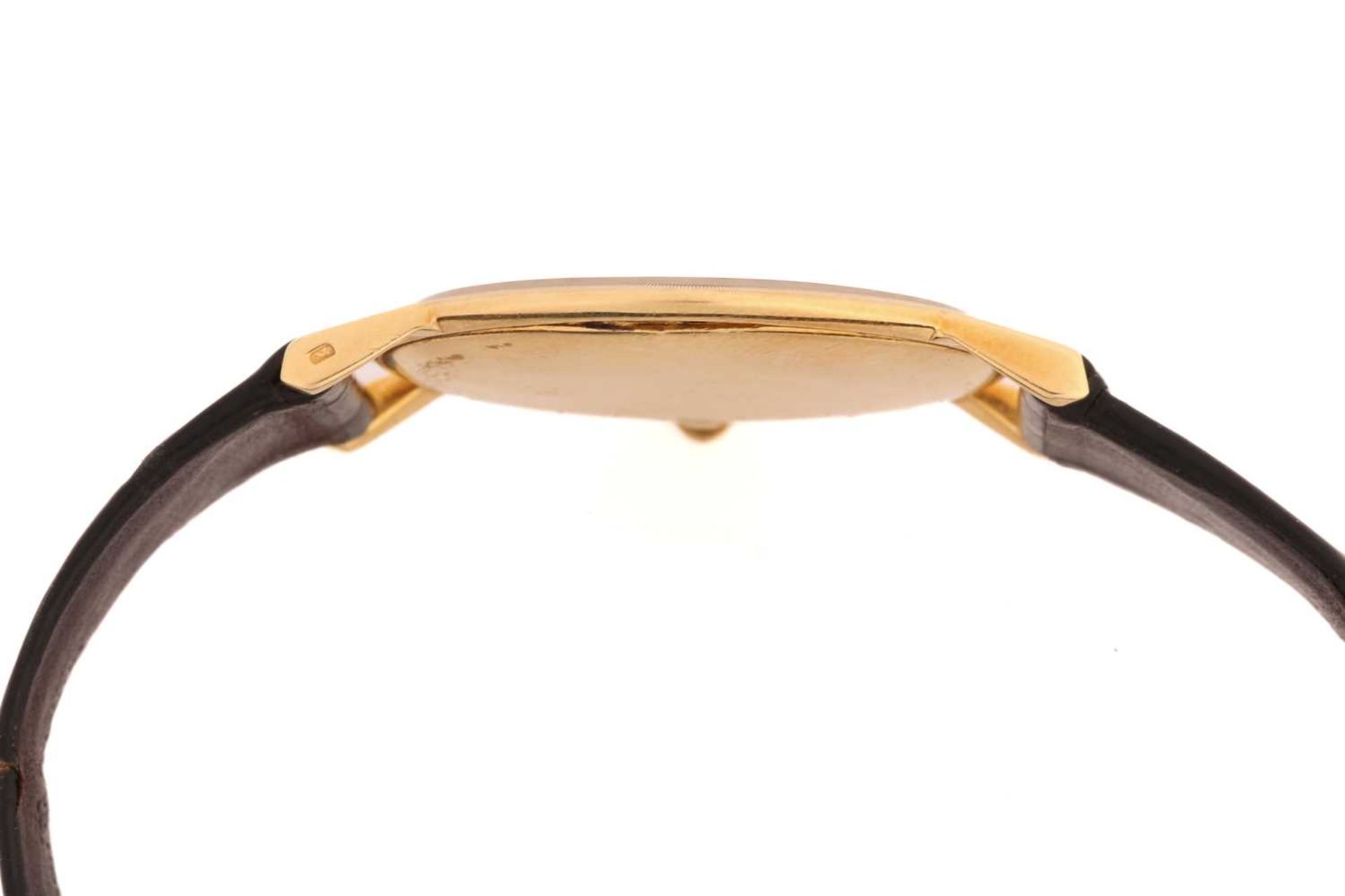 A Vacheron Constantin ultra-thin gold wristwatch, featuring a Swiss-made hand-wound ultra-thin - Image 4 of 10