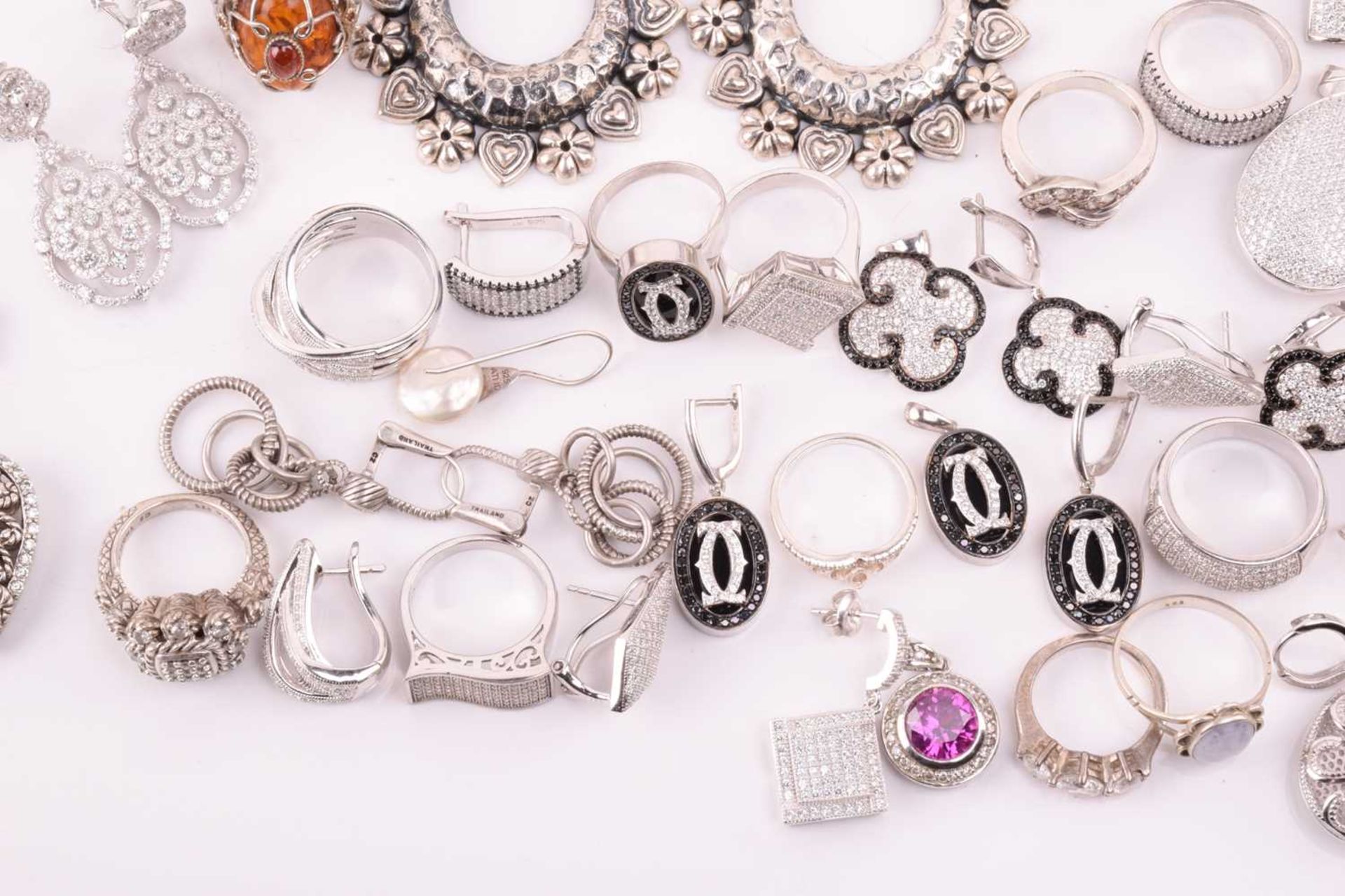 A collection of jewellery in white metal, including Thai pendants, earings and rings in white - Image 6 of 7