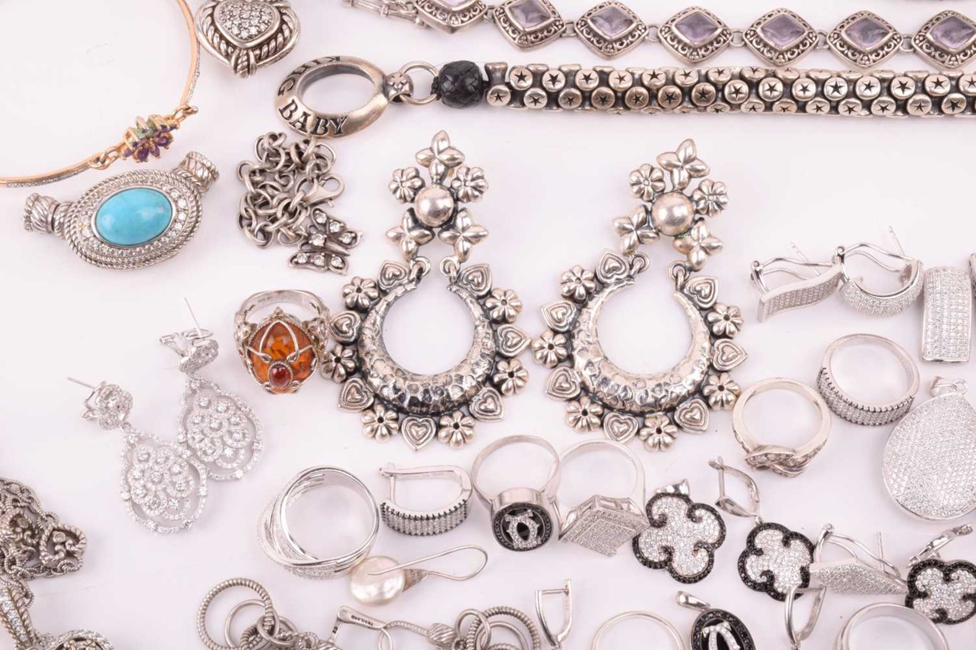 A collection of jewellery in white metal, including Thai pendants, earings and rings in white - Image 5 of 7
