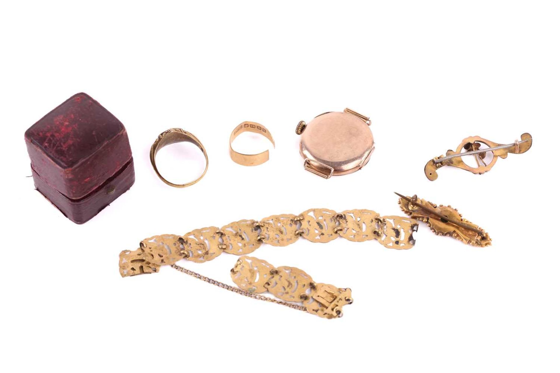 A small collection of jewellery items; to include an 18ct gold wedding ring with a damaged band, - Image 2 of 7