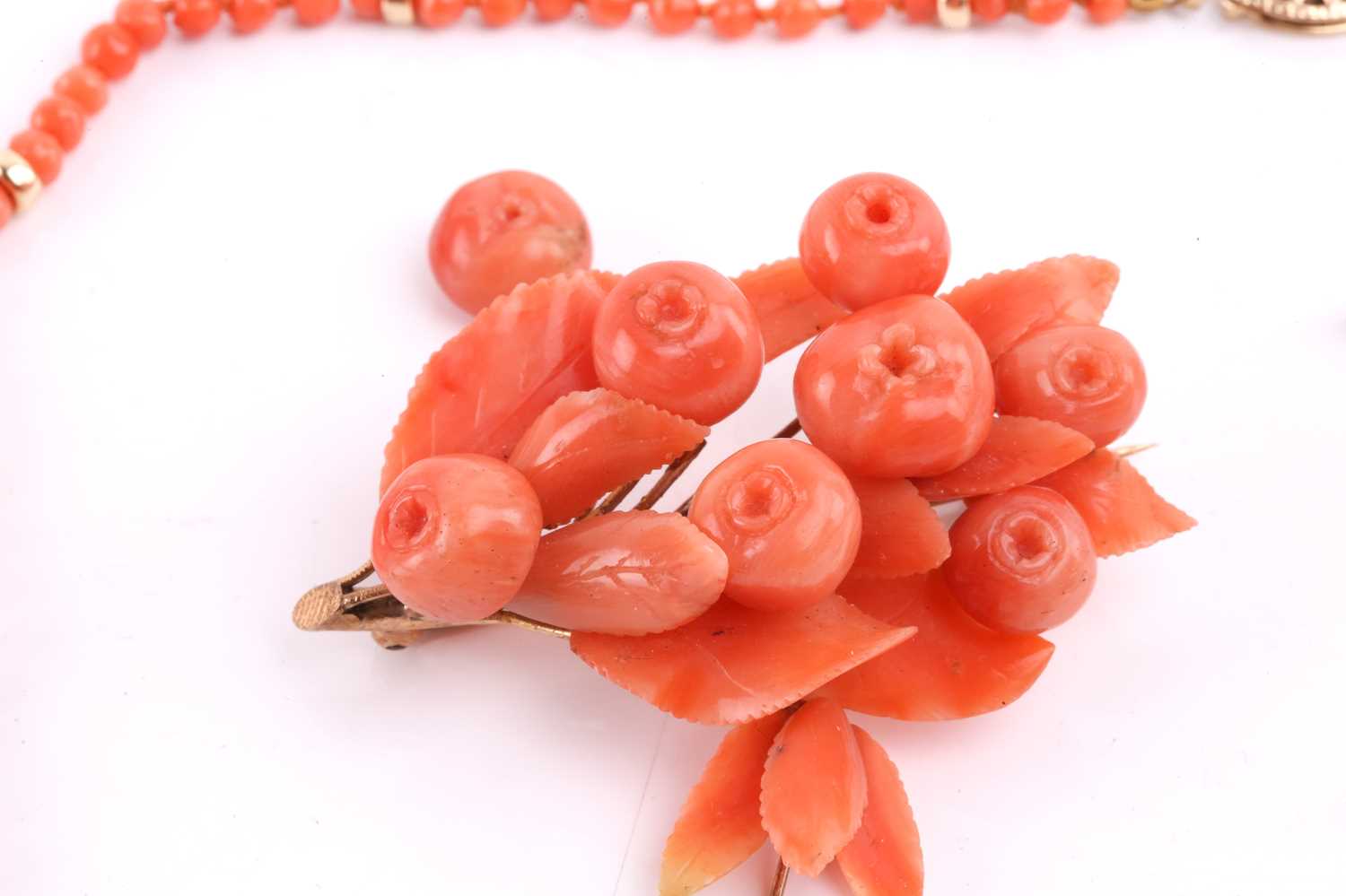 A small collection of coral jewellery items and others; including an aquamarine and seed pearl bar - Image 6 of 8