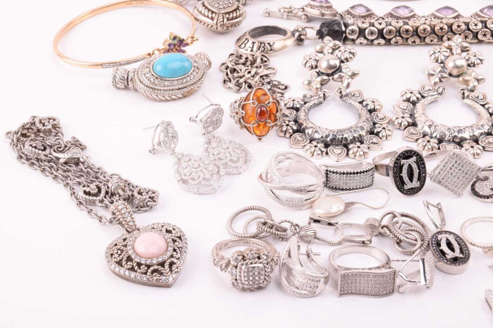 A collection of jewellery in white metal, including Thai pendants, earings and rings in white - Image 3 of 7