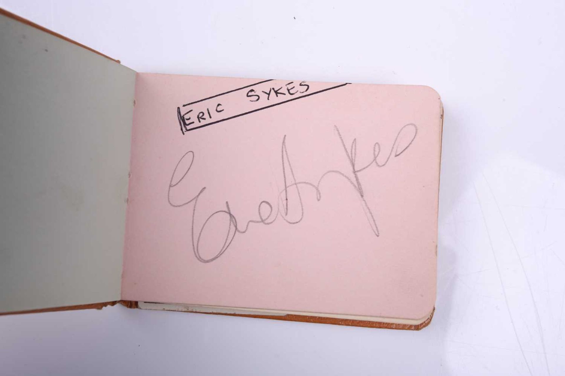 An autograph book containing several celebrity signatures, to include: Ronnie Carroll, Sean Connery, - Bild 15 aus 33