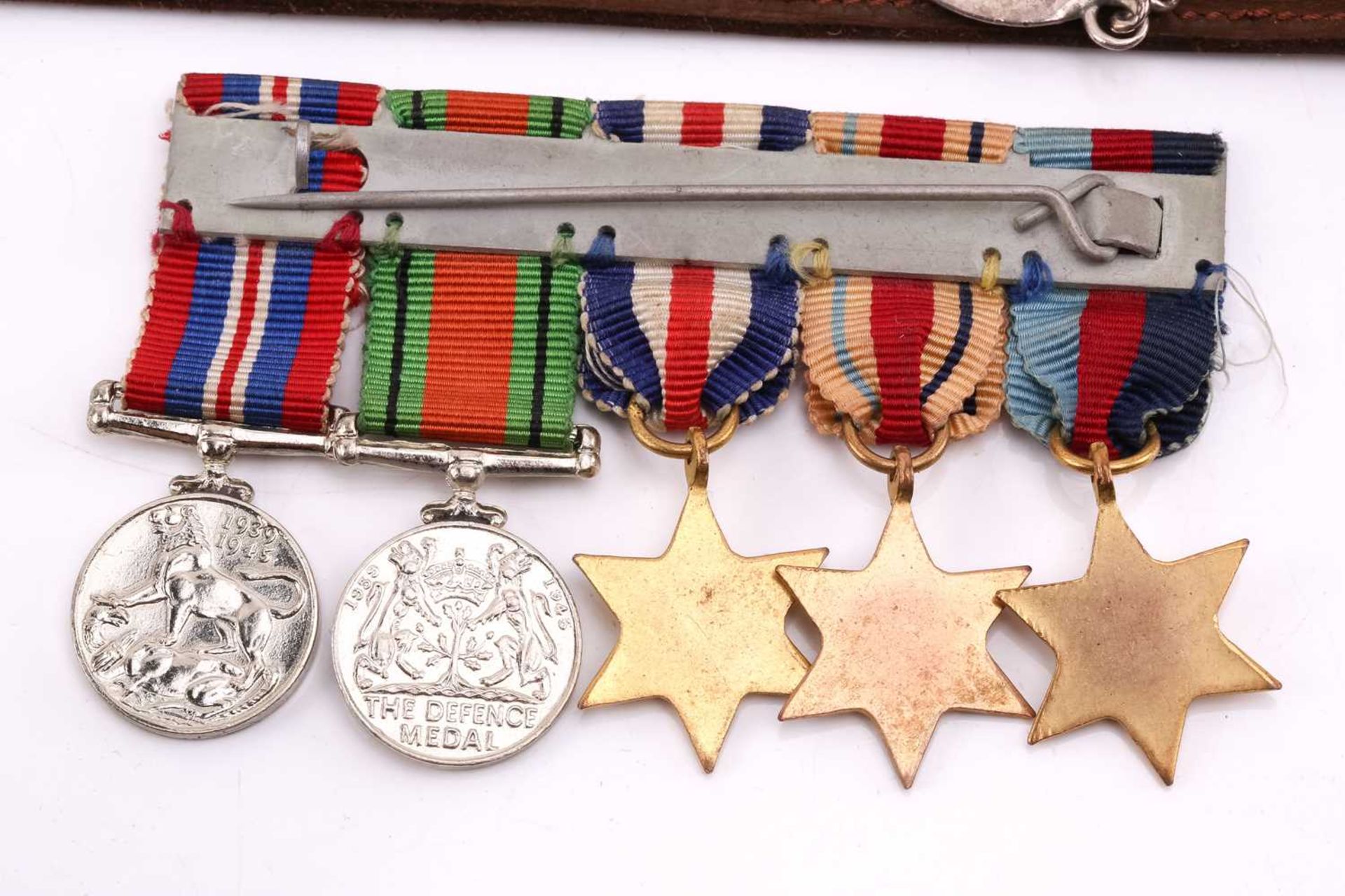 A small jewellery collection of military interest; to include a 9ct yellow gold revolver pistol - Image 4 of 9