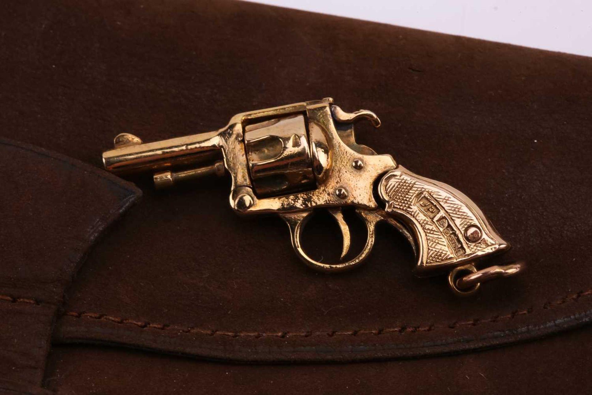 A small jewellery collection of military interest; to include a 9ct yellow gold revolver pistol - Image 8 of 9