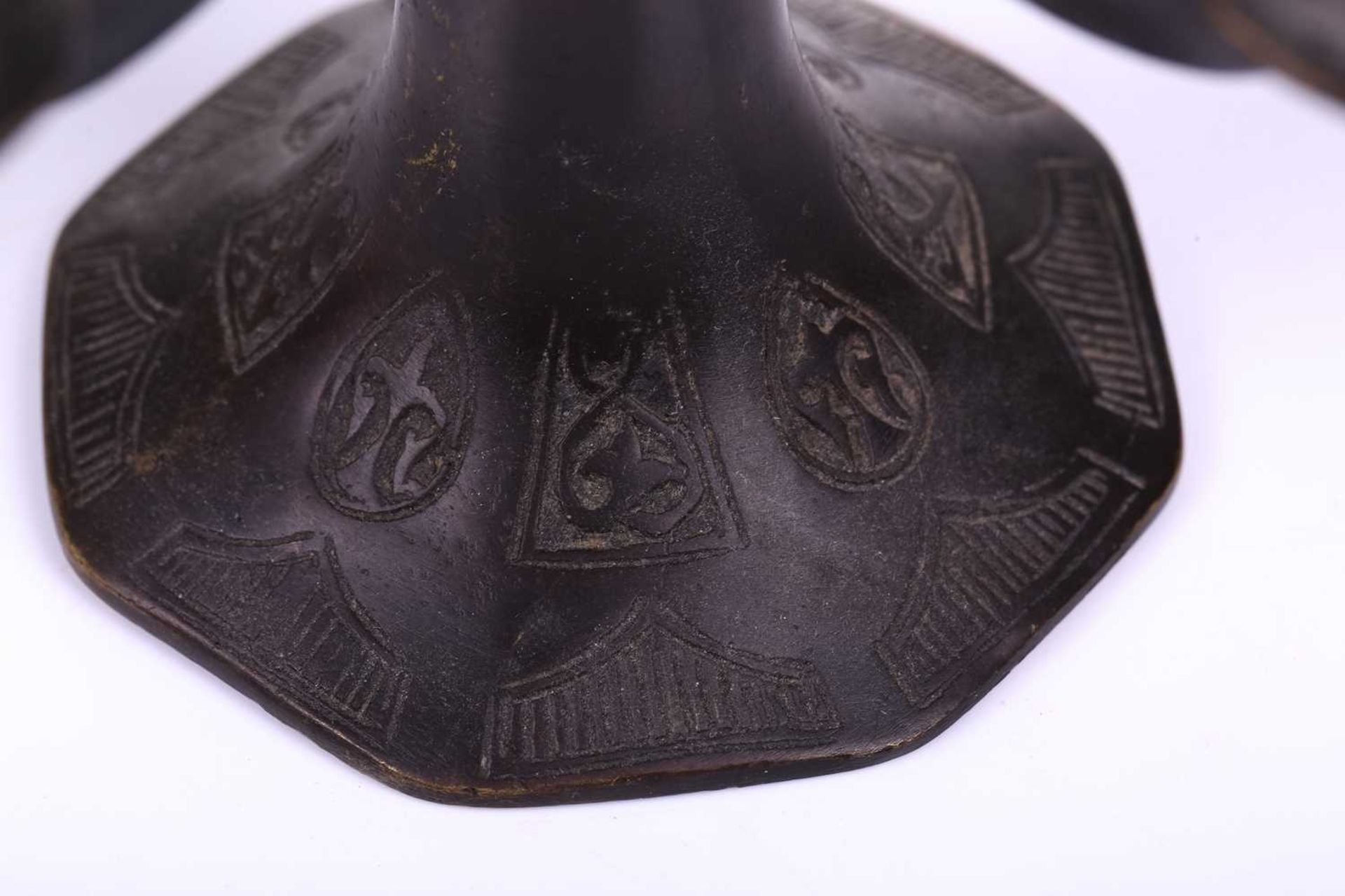 A Bactrian-style oil lamp, with five spouts around a central hinged lid and two mythical beast - Image 9 of 10