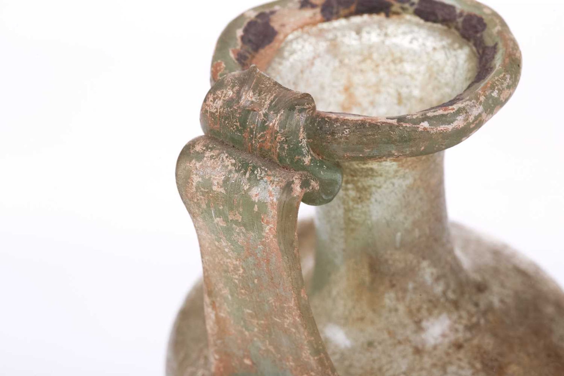 A Roman glass oil ewer of slightly perpendicular form with moulded strap handle to the everted - Bild 6 aus 7