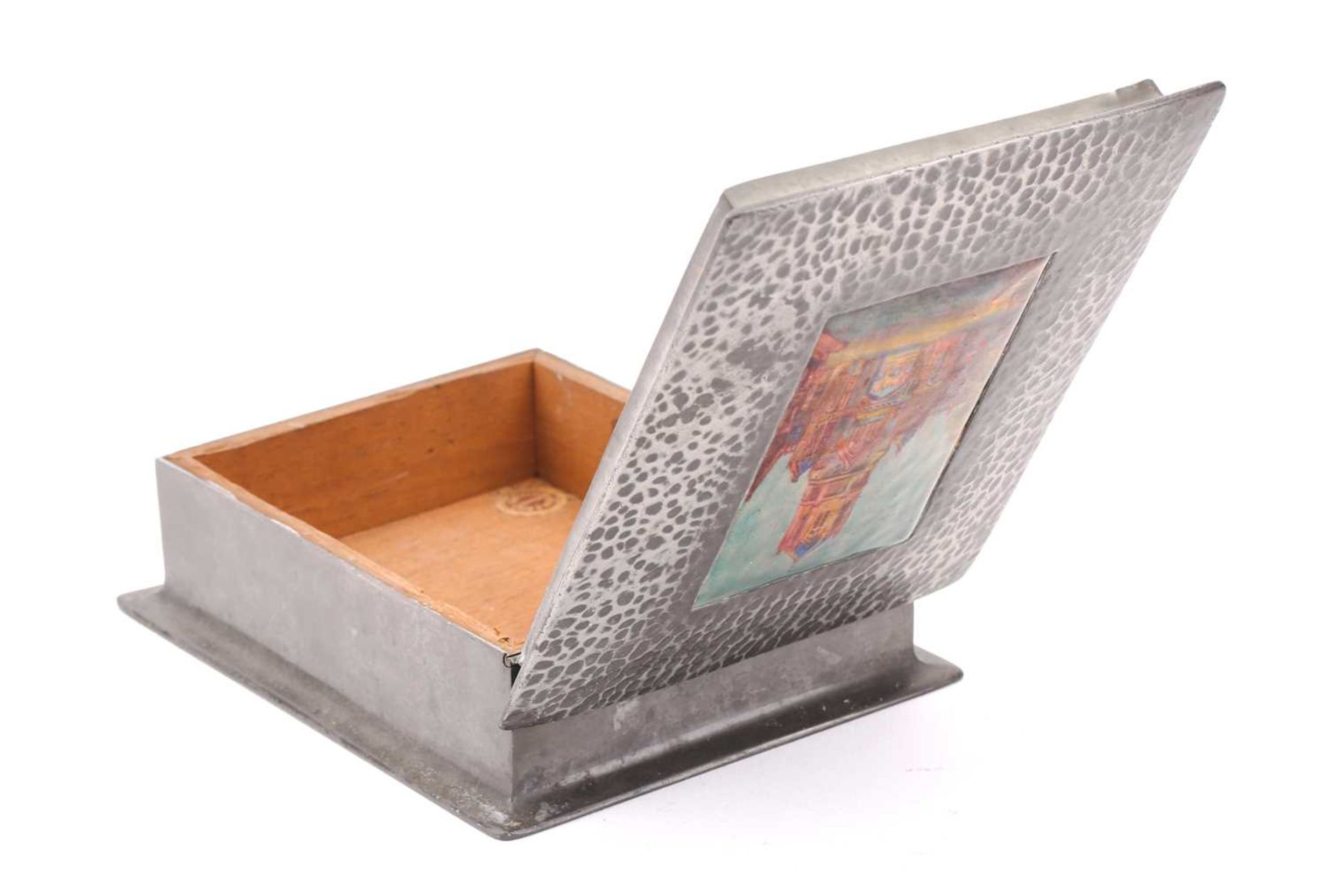 A Liberty & Co (?) model 083 hammered pewter and hard enamel table box, the hinged cover set with - Bild 7 aus 16