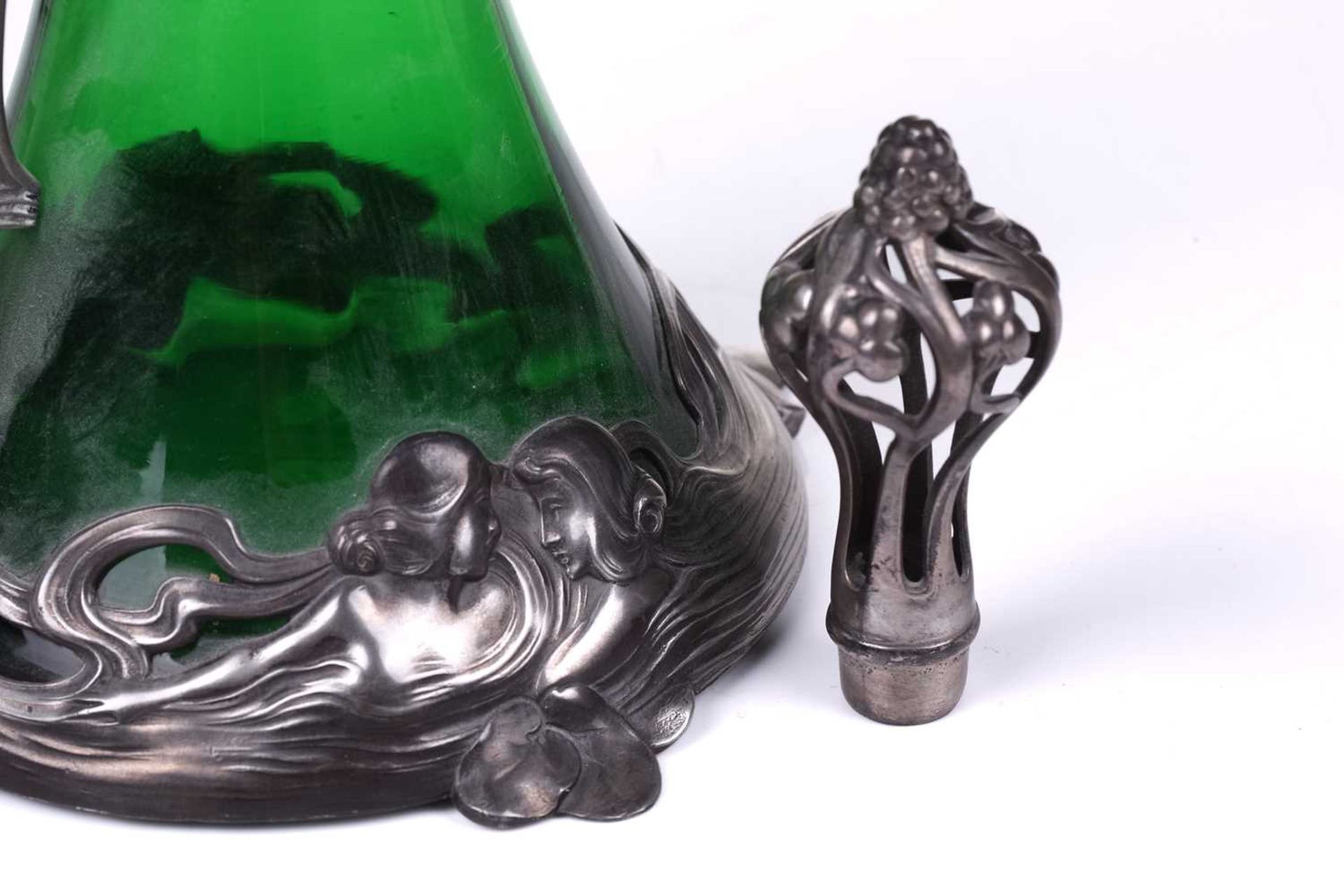 Albert Mayer for WMF, a pewter mounted green glass claret jug / ewer, c.1900, of inverted tapering - Bild 5 aus 9