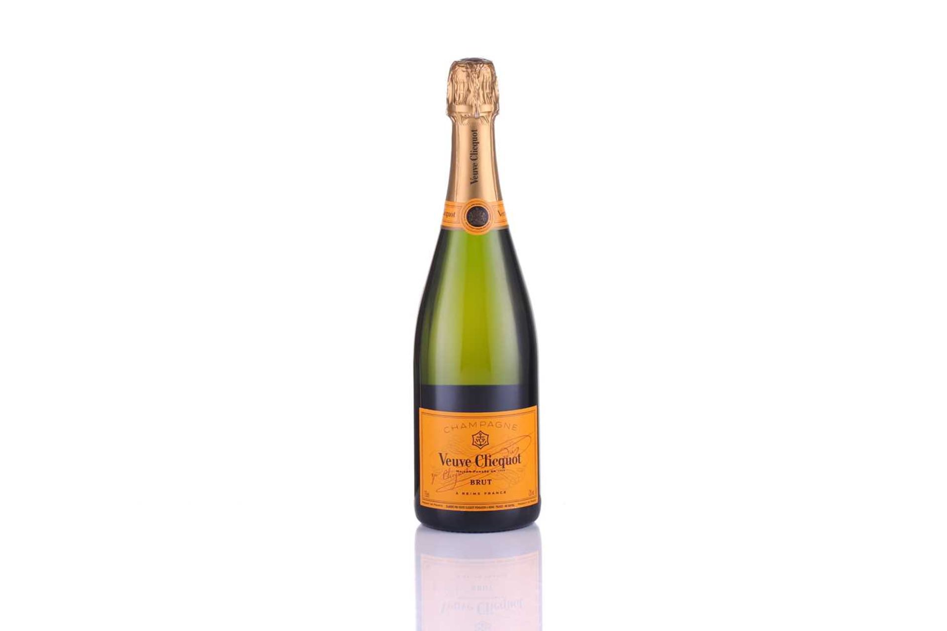 A bottle of Veuve Clicquot La Grande Dame Champagne, 2008, 750ml, 12.5%, together with a Veuve - Bild 4 aus 10