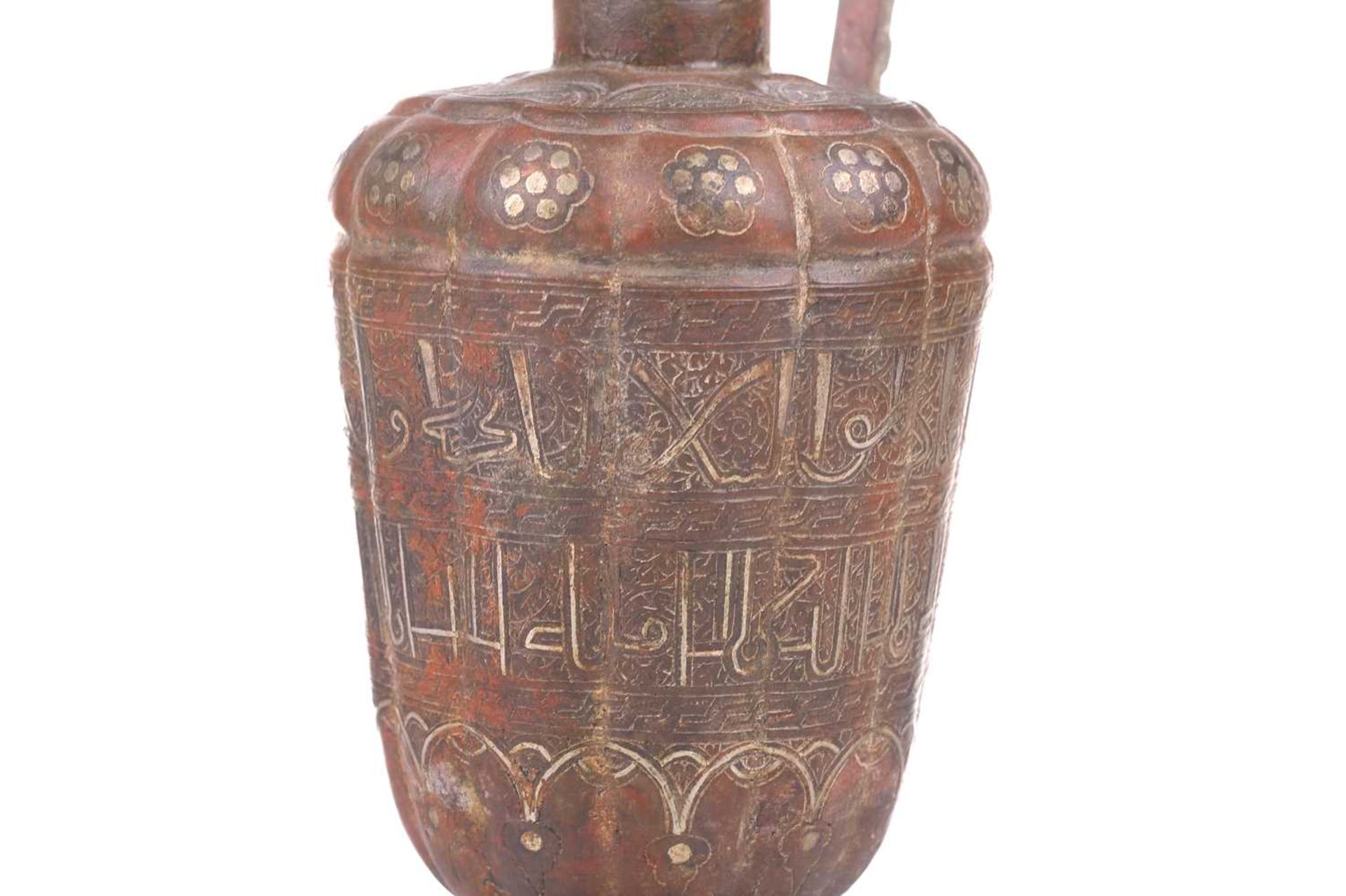 A 'Khorosan' style ewer, probaly North east Iran, of fluted lobed form, with stylised Islamic - Bild 8 aus 11