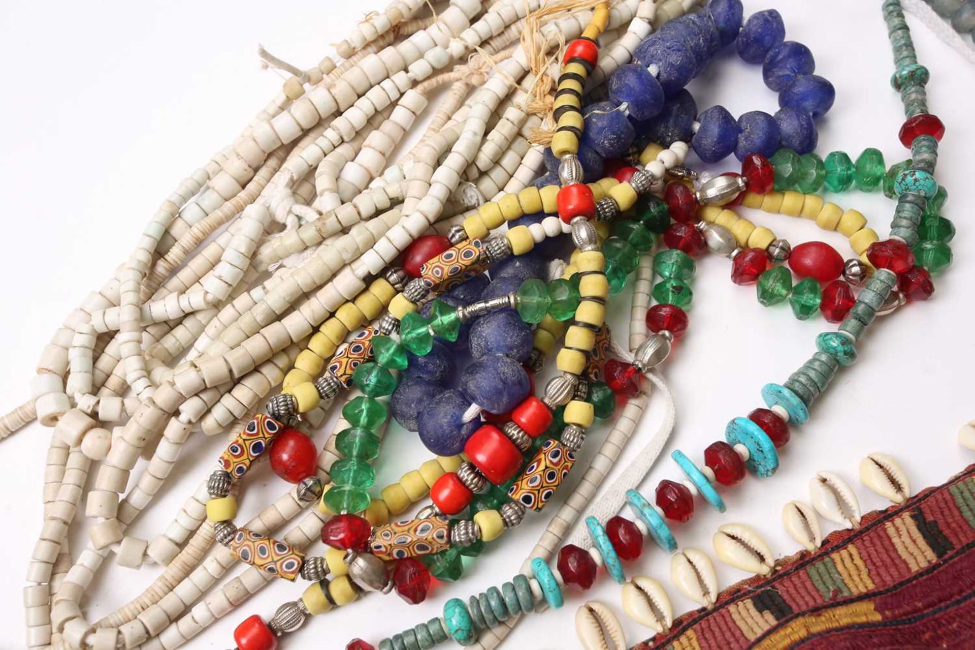 A large collection of principally West African jewellery, to include Ghanaian glass bead - Image 5 of 8