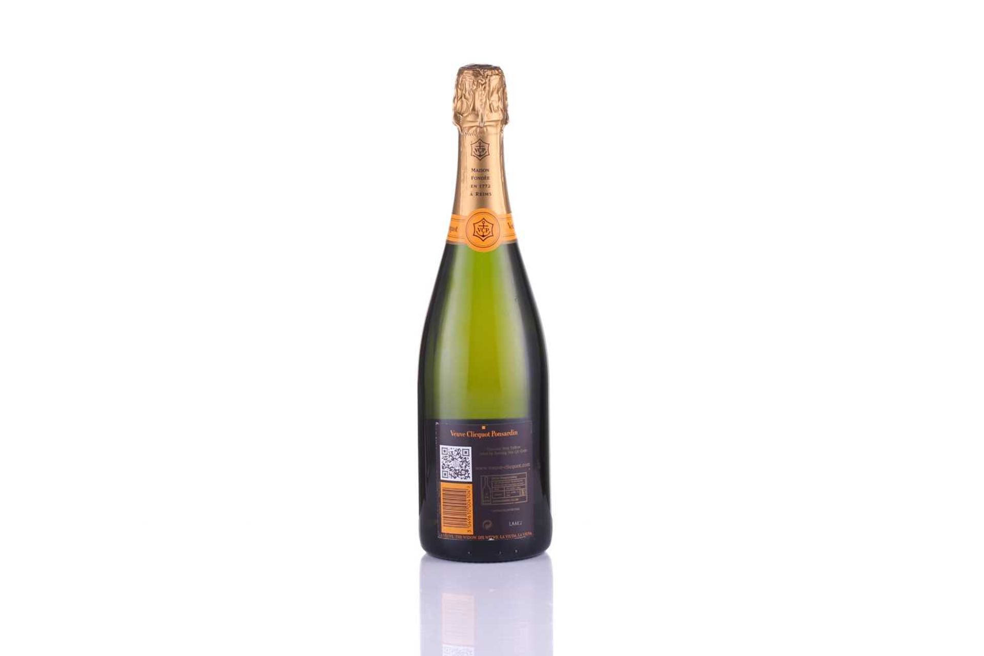 A bottle of Veuve Clicquot La Grande Dame Champagne, 2008, 750ml, 12.5%, together with a Veuve - Bild 5 aus 10