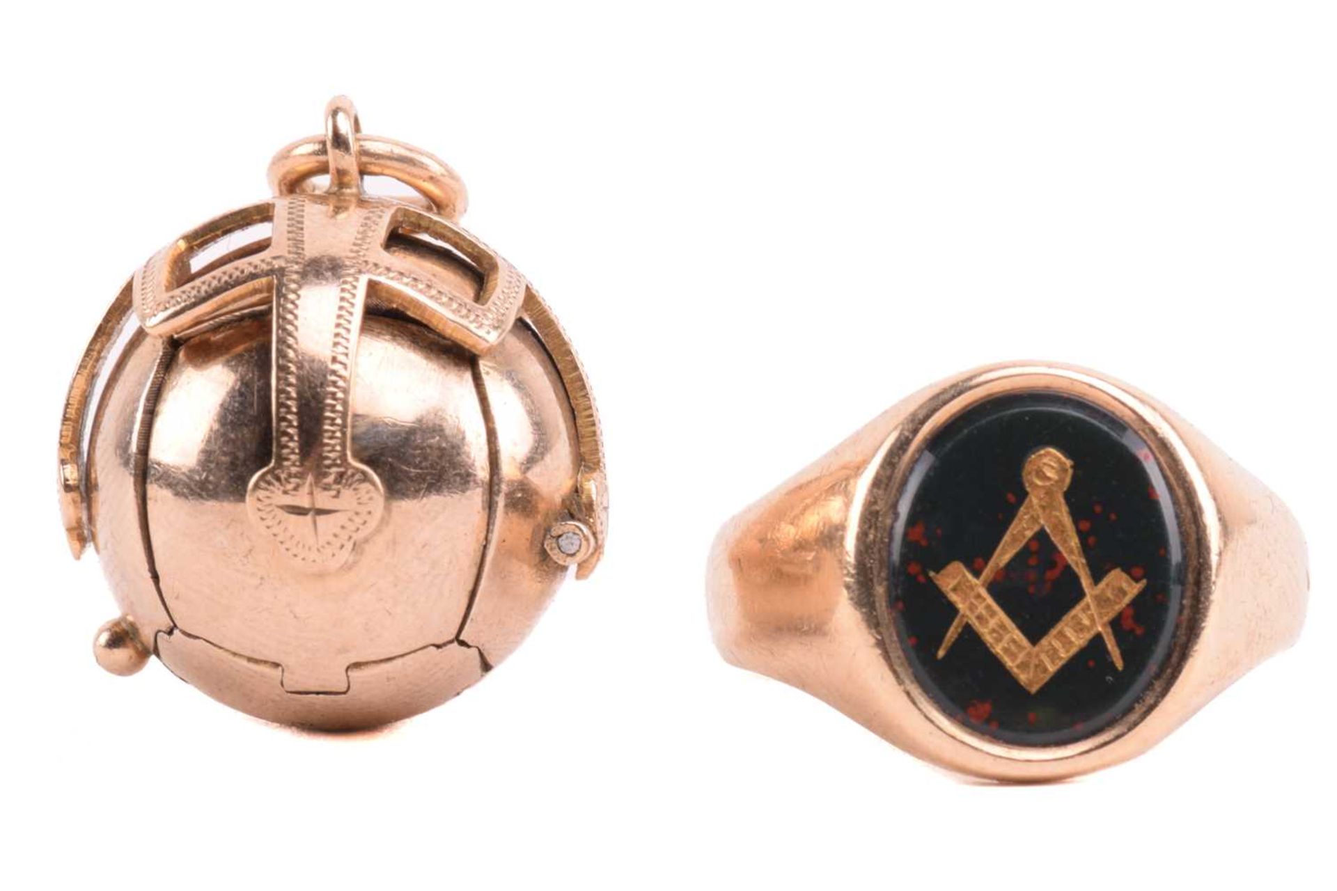 A 9ct gold Masonic signet ring, with enamelled square and compasses, total weight 5.4g,