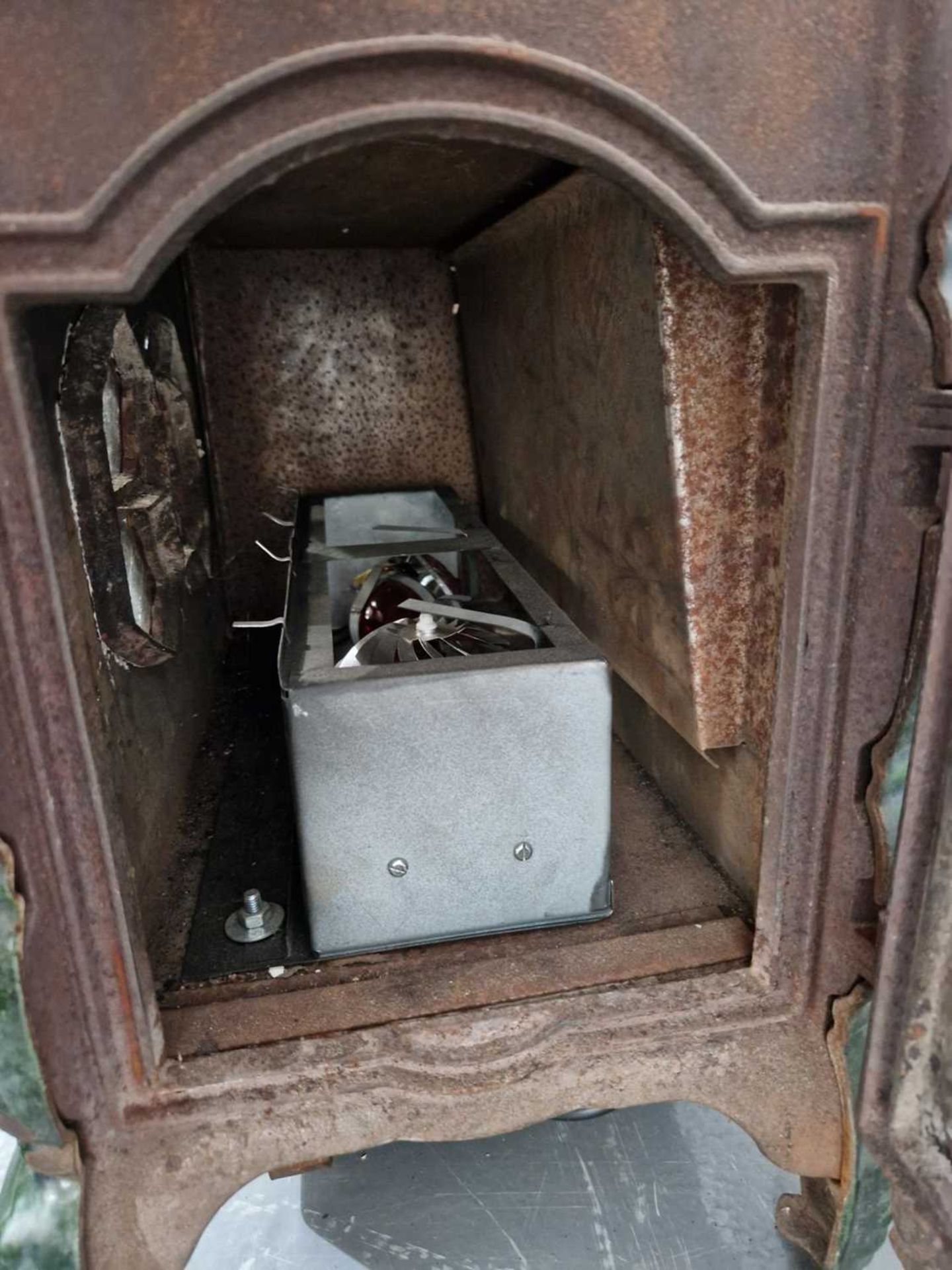 A Faure Revin 'Mah Jong' green enamelled stove, converted into an electric heater, 50 cm wide, 46 cm - Image 15 of 15