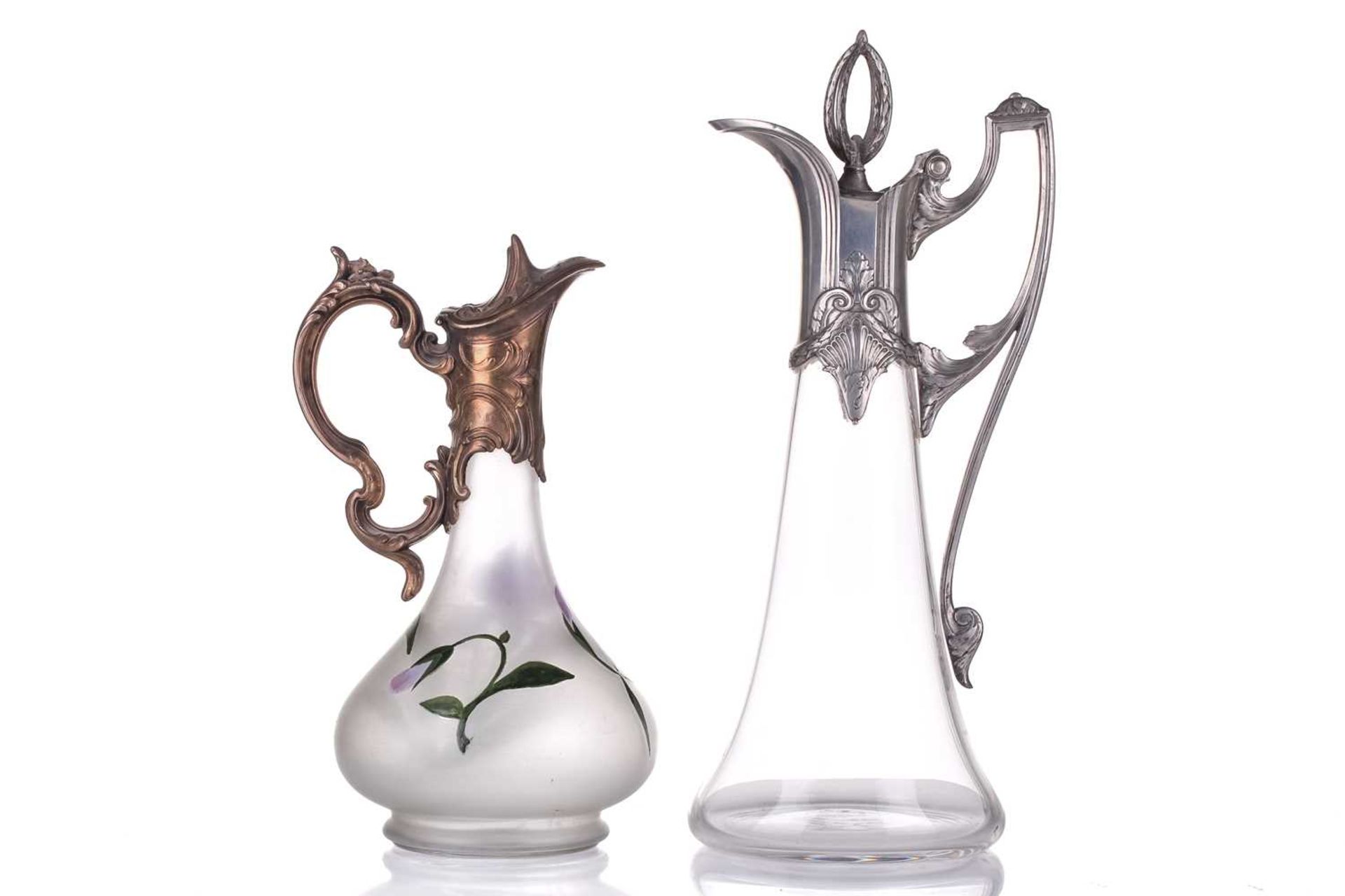 An early 20th century frosted glass claret jug, with painted flowering orchid decoration, art - Bild 2 aus 16