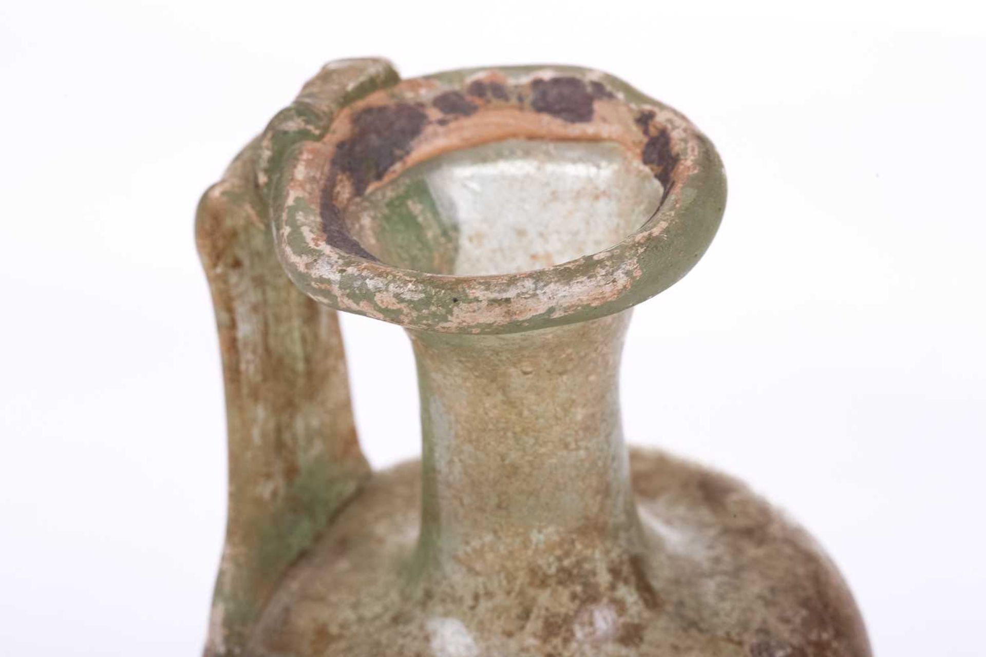 A Roman glass oil ewer of slightly perpendicular form with moulded strap handle to the everted - Bild 7 aus 7
