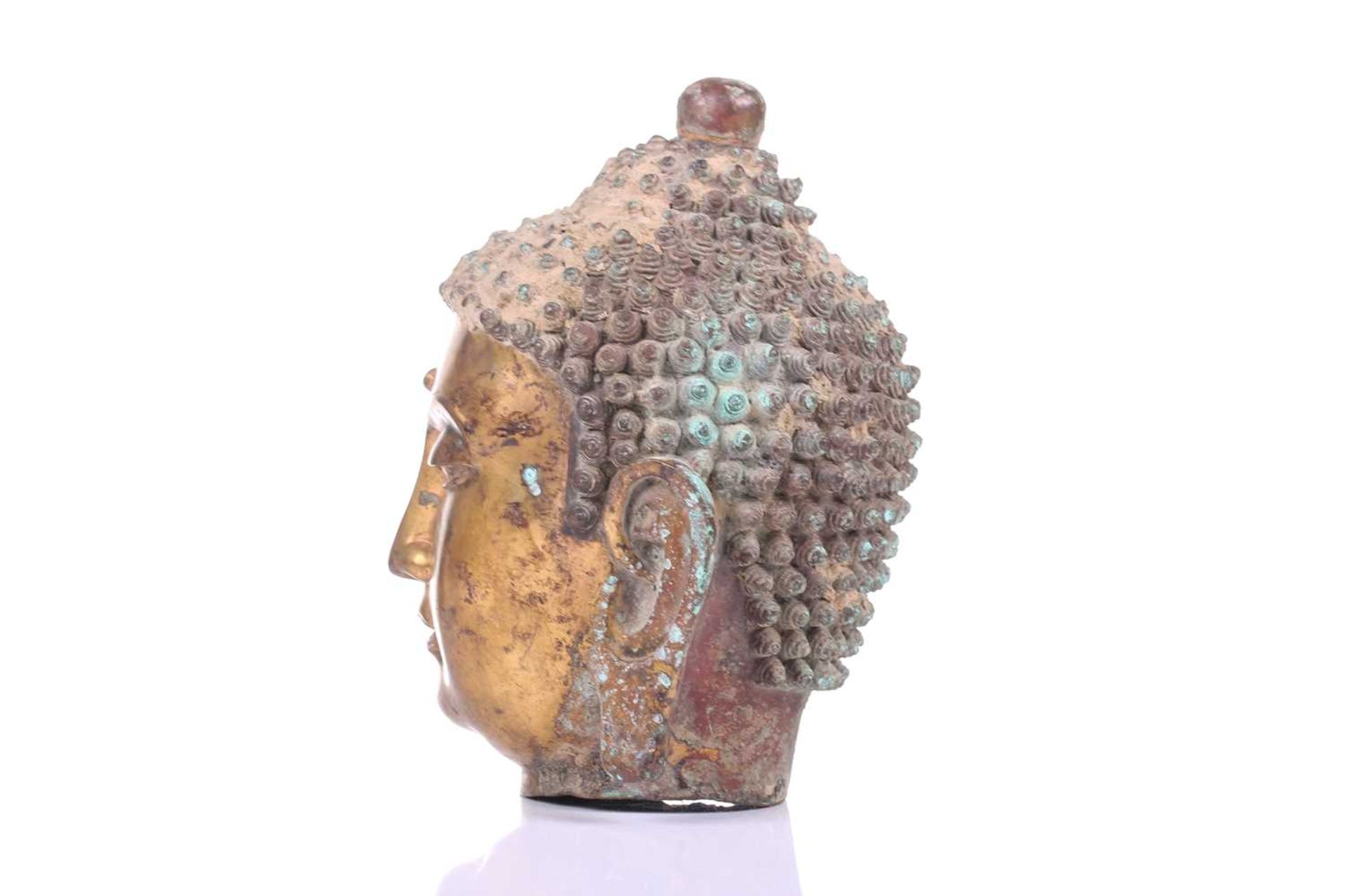 A Sino-Tibetan gilt bronze head of a Buddha, with elongated earlobes, tightly curled hair with domed - Image 5 of 9
